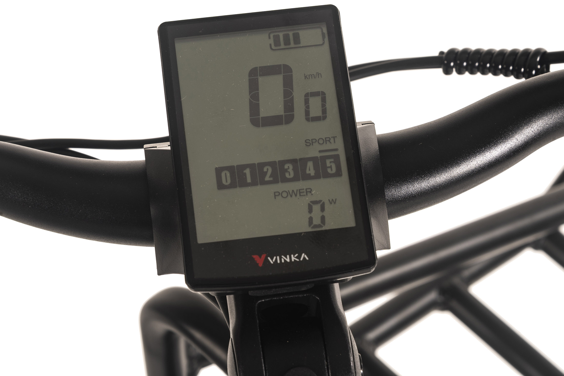 Nahaufnahme des E-Bike-Displays mit der Anzeige '0' Geschwindigkeit, 'SPORT' und Leistung. Lenker und Rahmen sind schwarz.