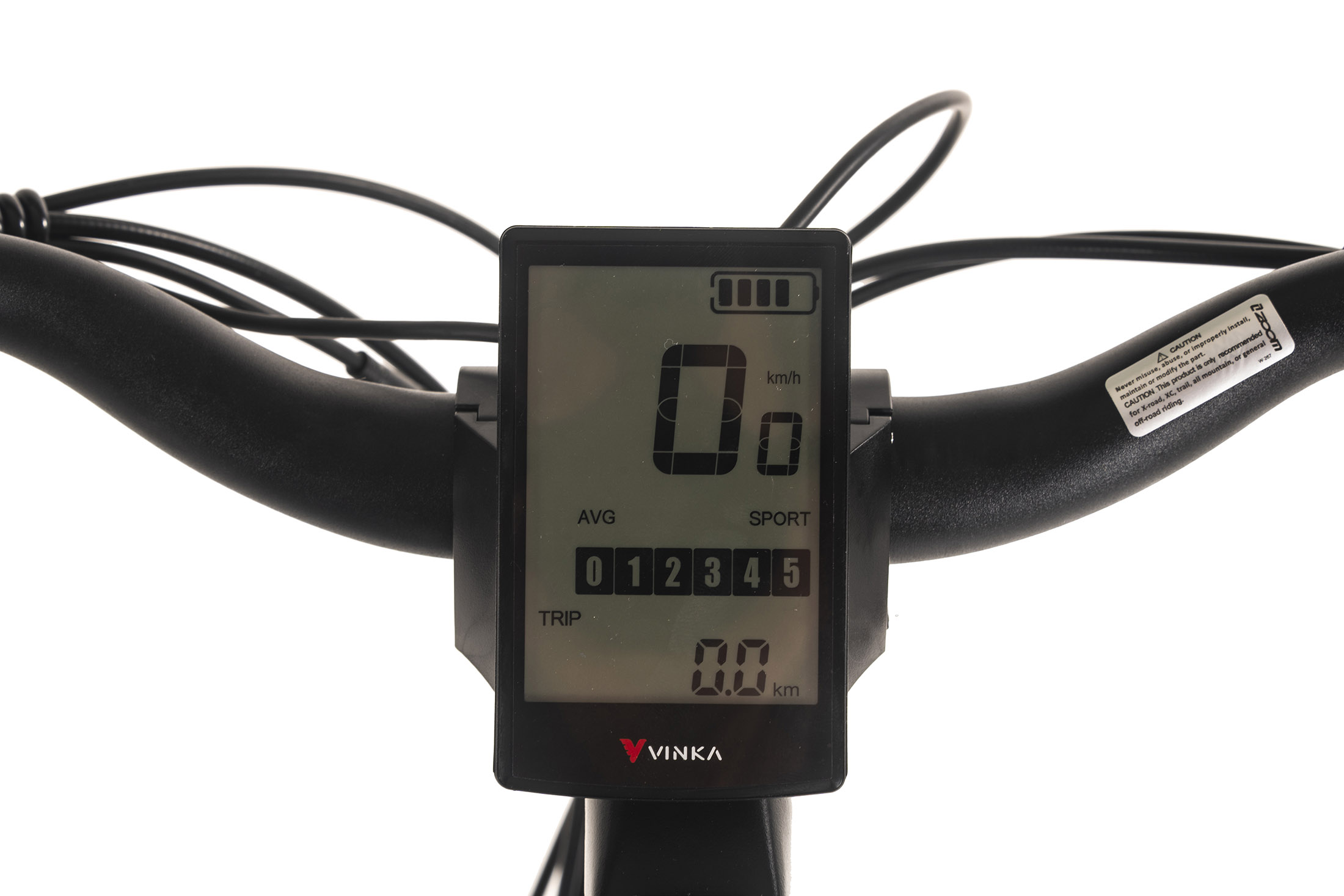 Nahaufnahme des Digitaldisplays eines Fahrrads, das die Geschwindigkeit als 0, den Batteriestand und Fahrinformationen anzeigt. Schwarzer Lenker, weißer Hintergrund.