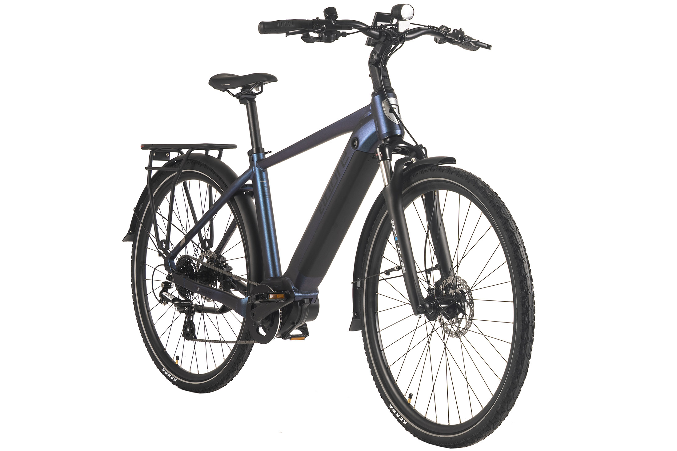 Ein blau-schwarzes Elektrofahrrad steht vor weißem Hintergrund. Es hat einen Akku, Schutzbleche und einen Gepäckträger.
