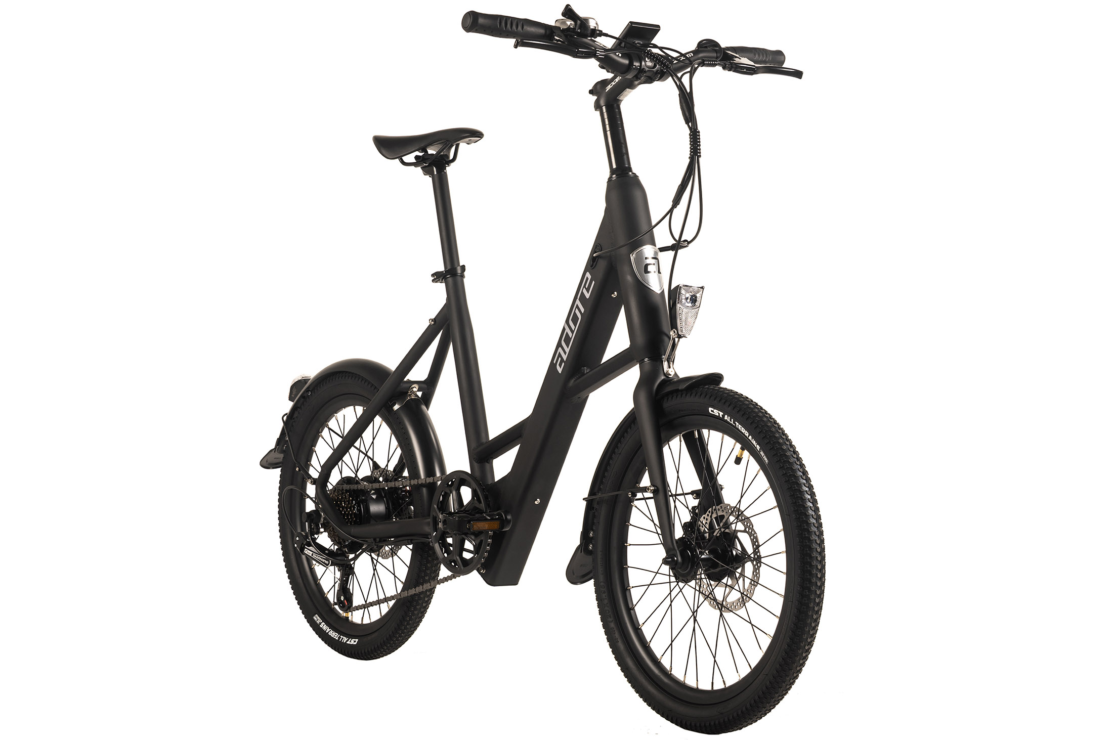 Schwarzes Elektrofahrrad auf weißem Hintergrund. Merkmale sind ein Scheinwerfer, Schutzbleche und der Markenname 'Adore'.