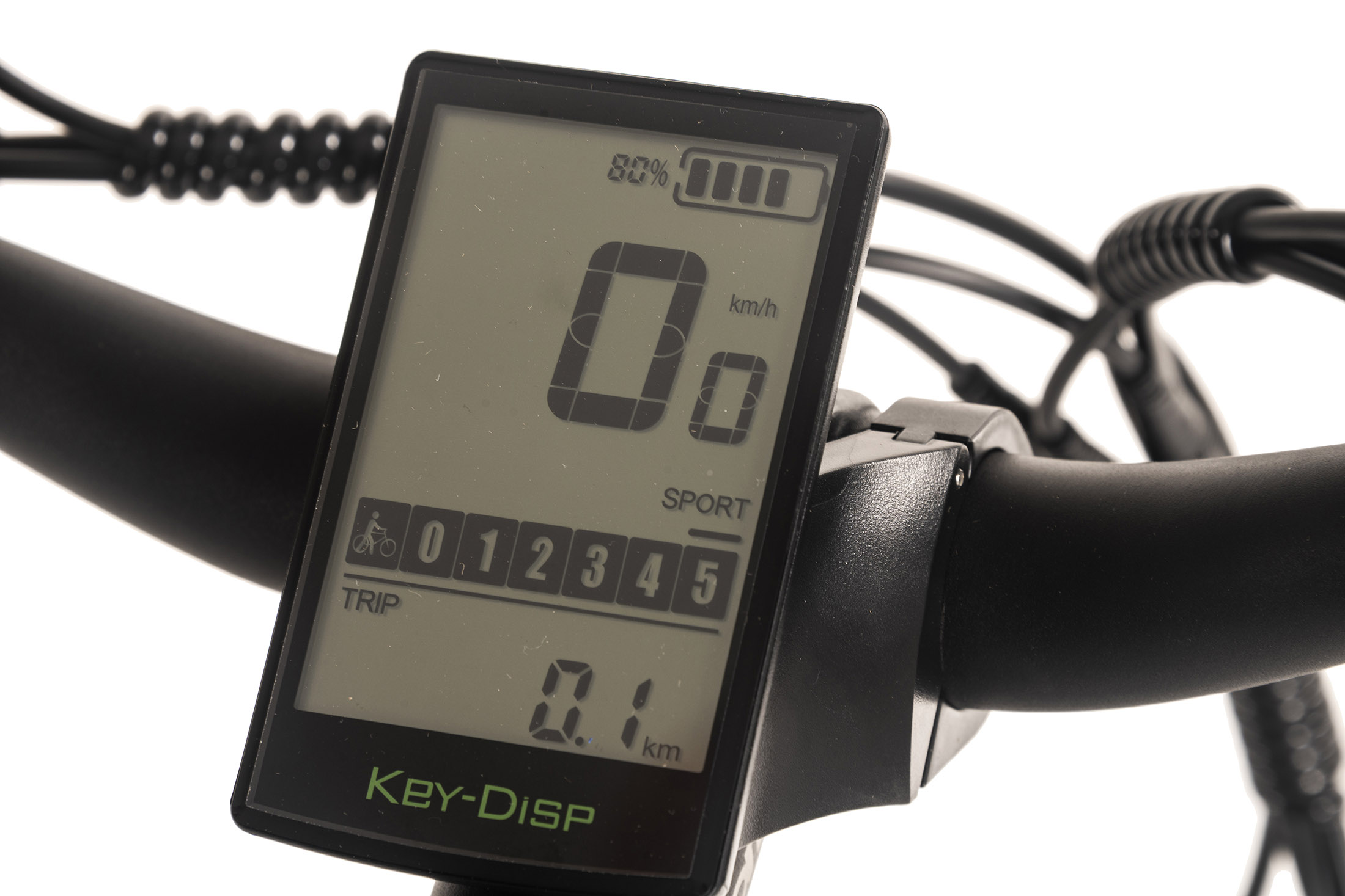 Nahaufnahme eines E-Bike-Displays mit Geschwindigkeit, Akkuladestand und Trip-Details. Schwarzer Lenker und weißer Hintergrund.