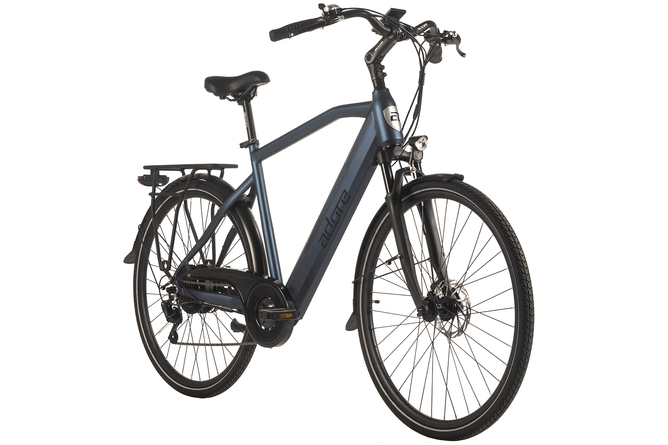 Ein blaues Adore-Elektrofahrrad. Es hat schwarze Reifen, Sattel und Lenker. Der Hintergrund ist weiß.