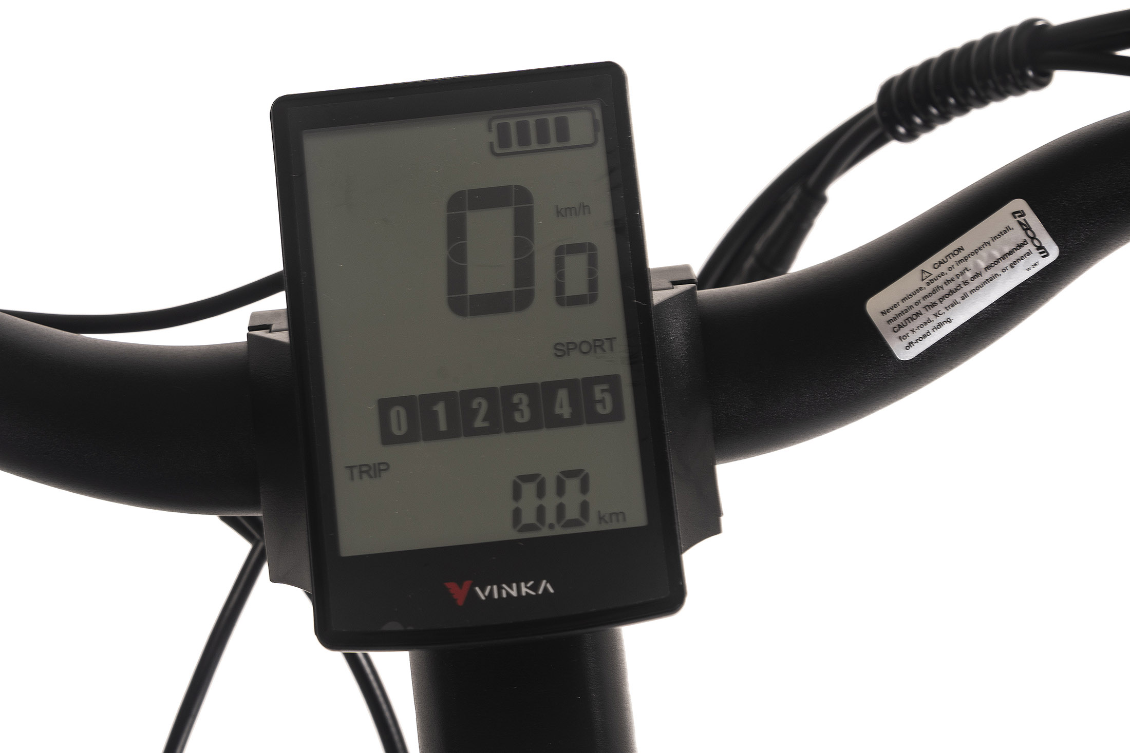 Das Display eines Fahrrads zeigt 0 km/h, 0,0 km und den Batteriestatus an. Schwarzer Lenker und ein Vorsicht-Aufkleber sind ebenfalls sichtbar.