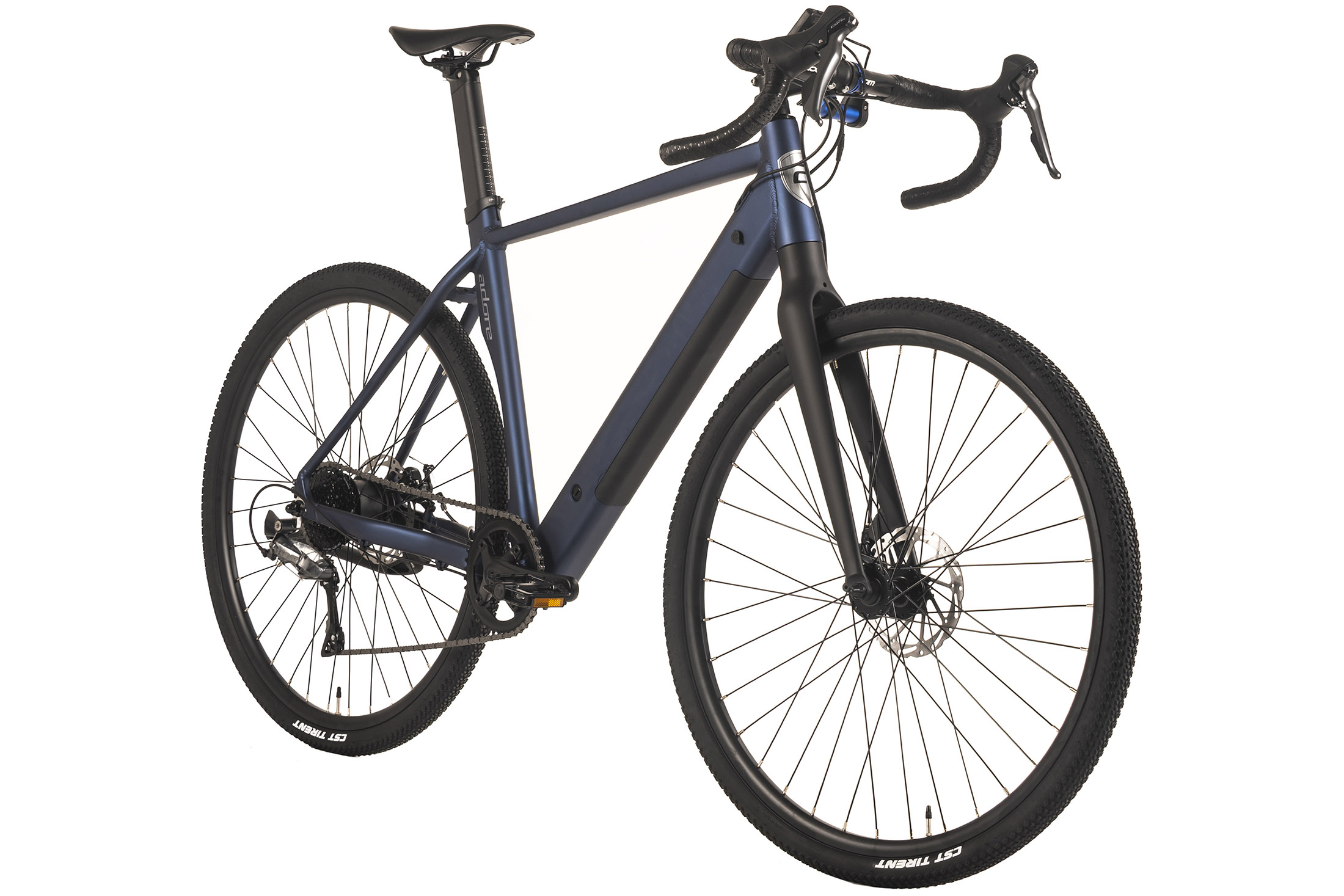 Blaues Rennrad auf weißem Hintergrund. Schwarze Reifen und Sattel. Der Lenker ist schwarz. Der Rahmen ist blau.