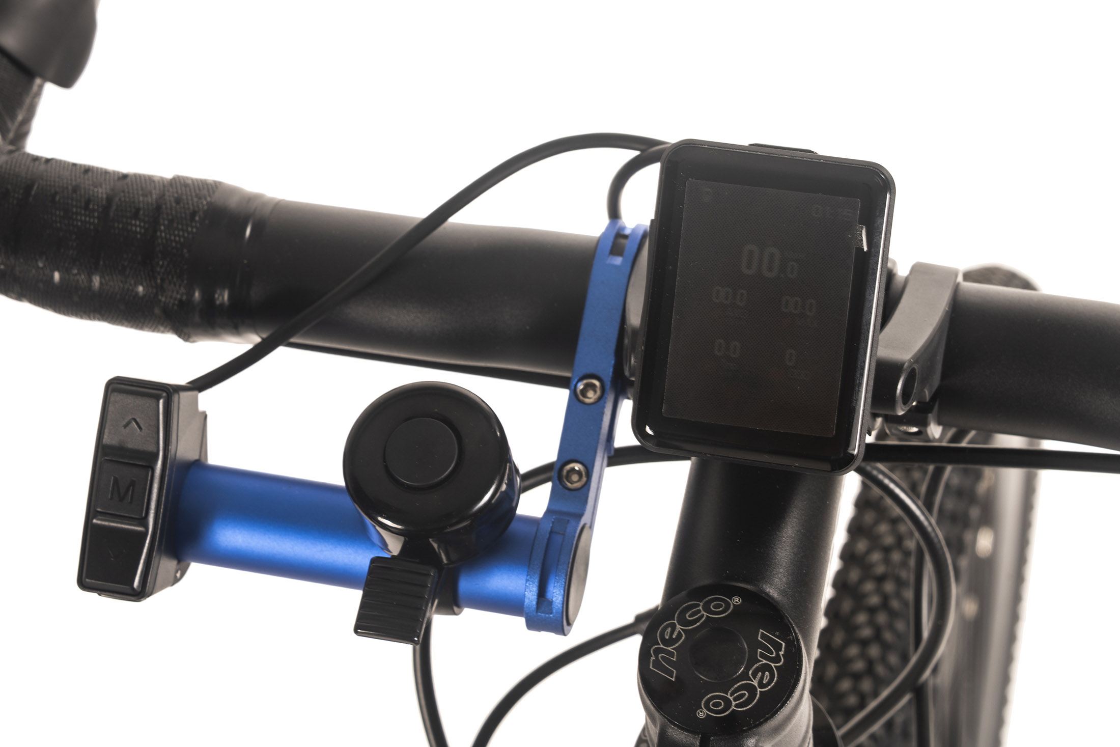 Nahaufnahme des Fahrradlenkers. Anzeige mit Zahlen, blaue Halterung, schwarze Klingel und Bedienelemente, schwarzer Lenker und Vorbau.