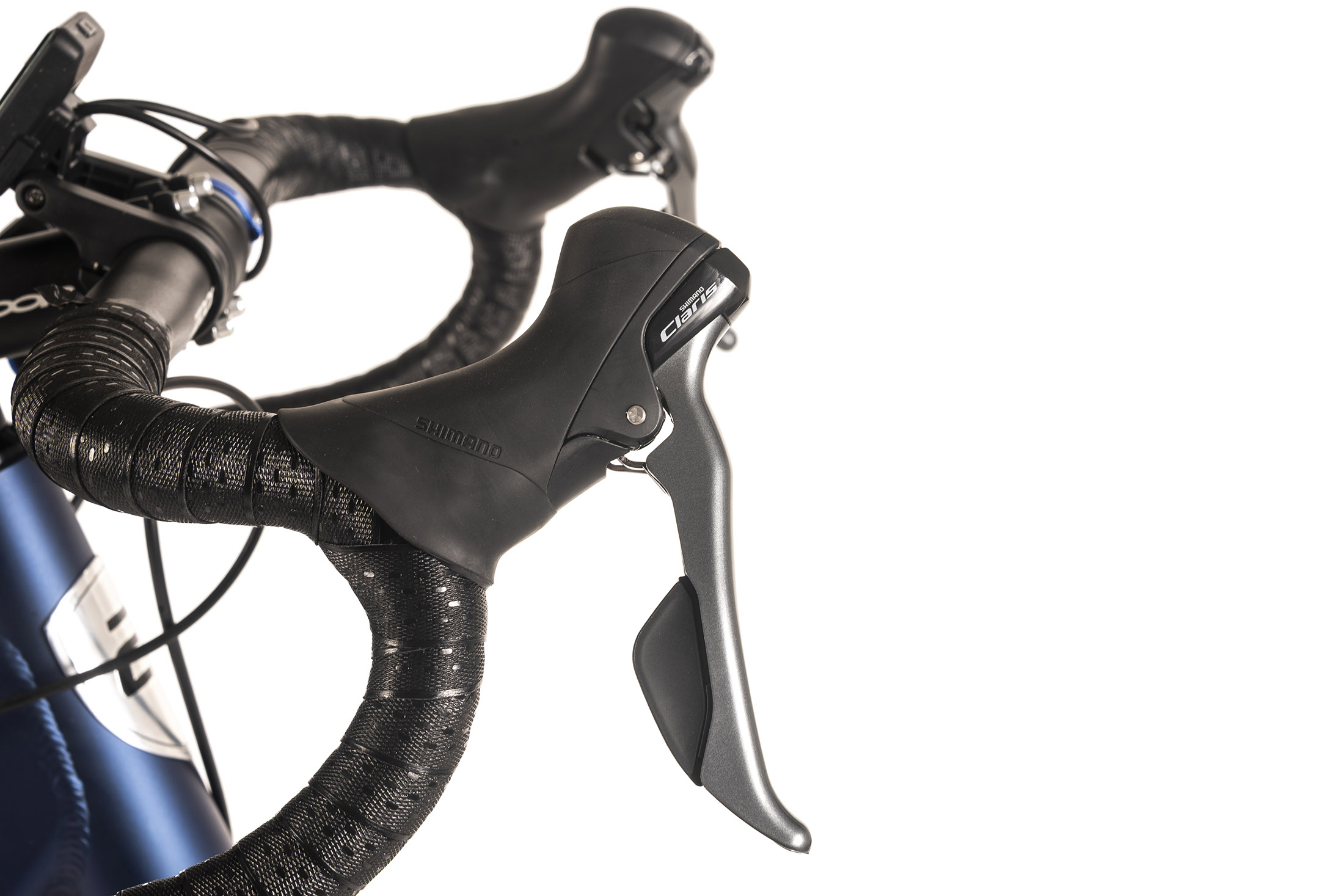 Nahaufnahme eines Fahrradlenkers mit schwarzem Griff, Shimano- und Claris-Bremshebeln. Der Hintergrund ist weiß.