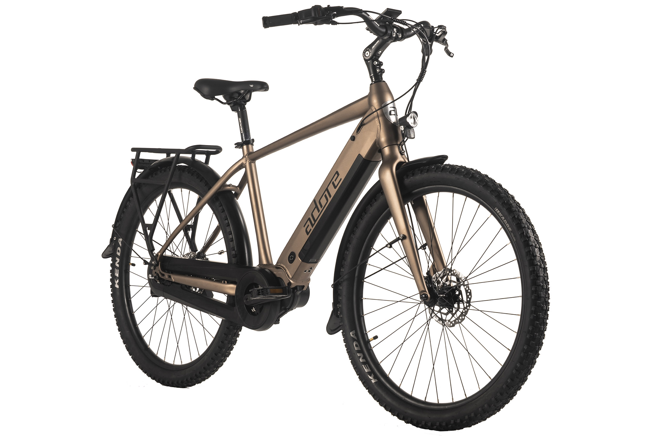 Ein bronzefarbenes Elektrofahrrad mit schwarzen Reifen, Schutzblechen und einem Gepäckträger hinten. Der Markenname 'adore' ist sichtbar.