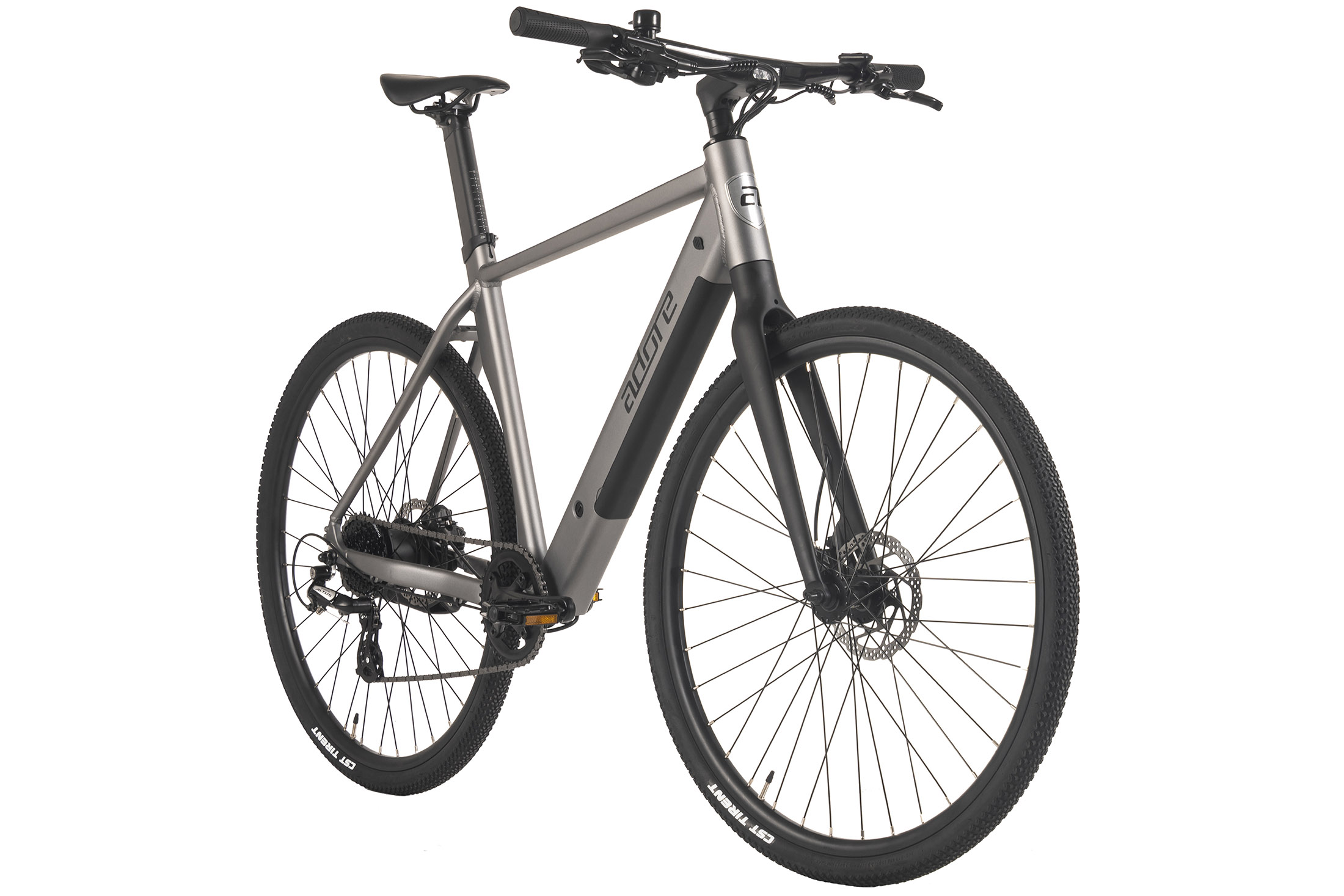 Ein silbernes und schwarzes Adore Elektrofahrrad ist auf weißem Hintergrund isoliert. Das Fahrrad hat schwarze Reifen und Komponenten.