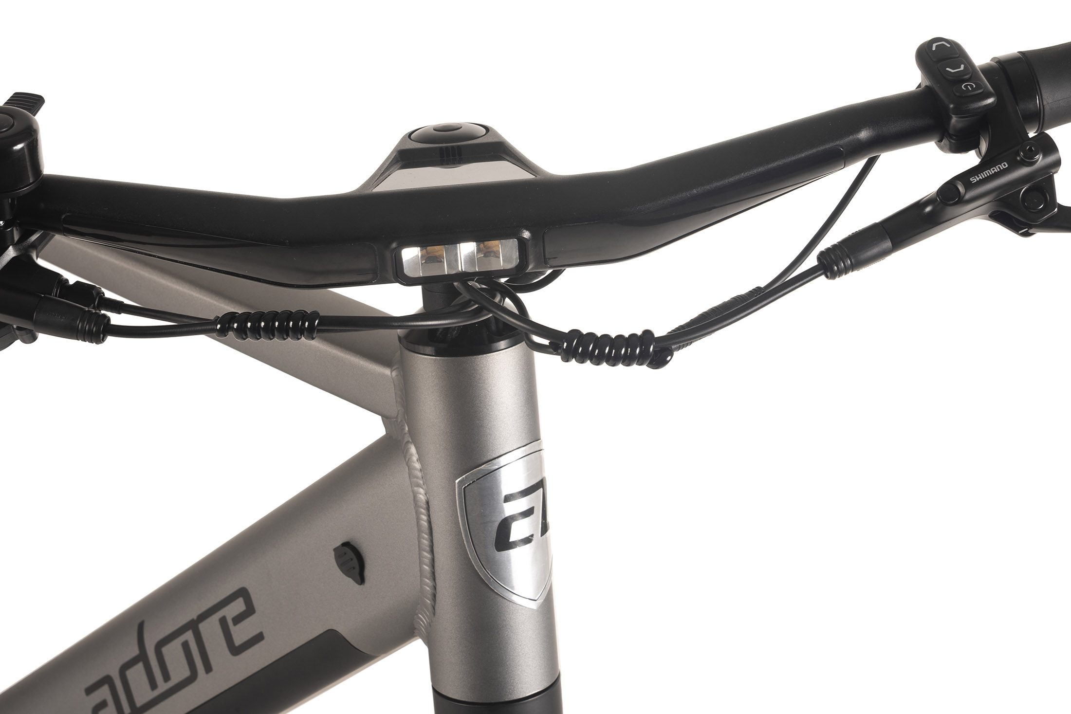 Nahaufnahme eines Fahrradlenkers mit Lichtern. Der Fahrradrahmen ist silberfarben mit schwarzen Lenkern und Bedienelementen.