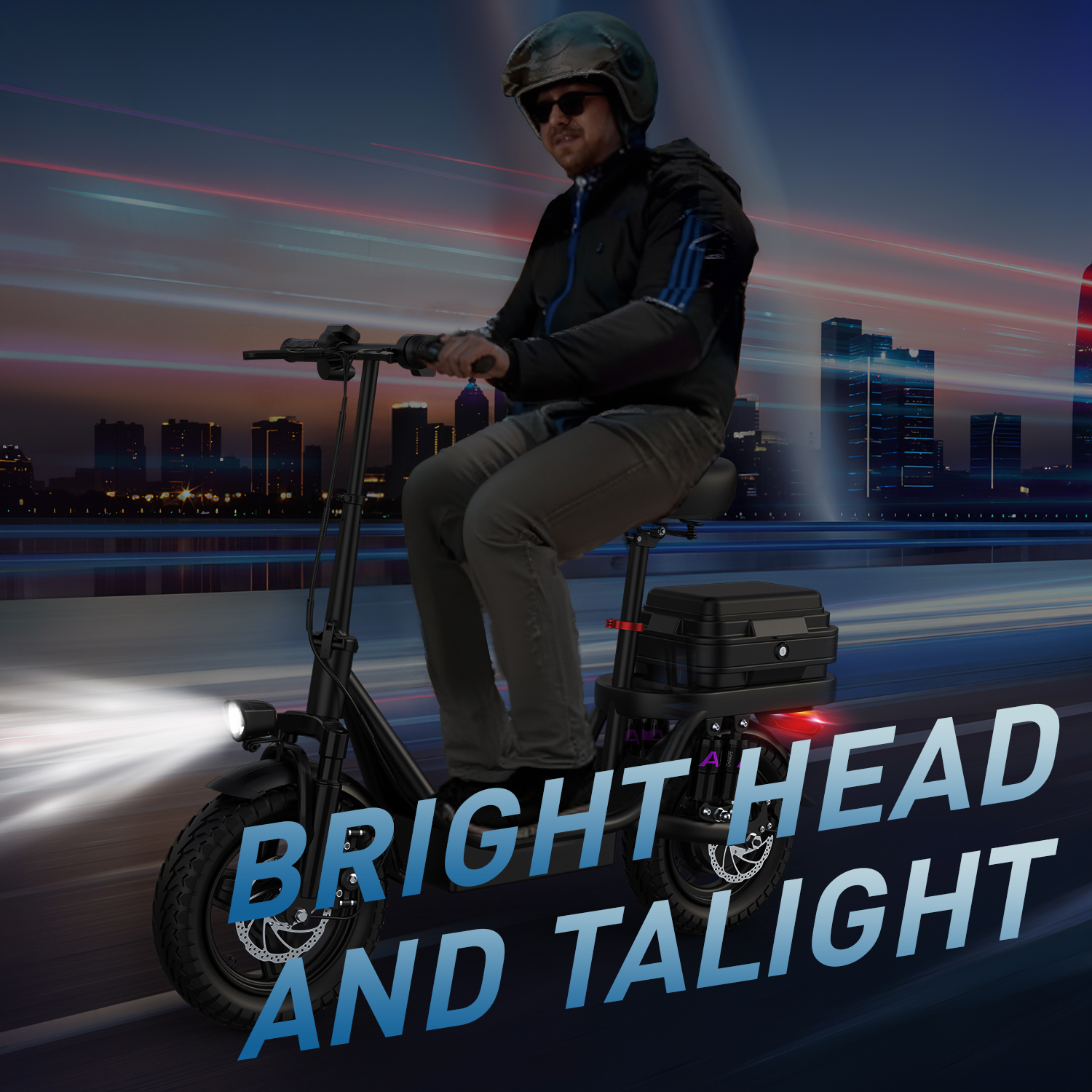 Mężczyzna jedzie czarnym skuterem elektrycznym w nocy. Skuter ma reflektor i tylne światło. W tle widać światła miasta.