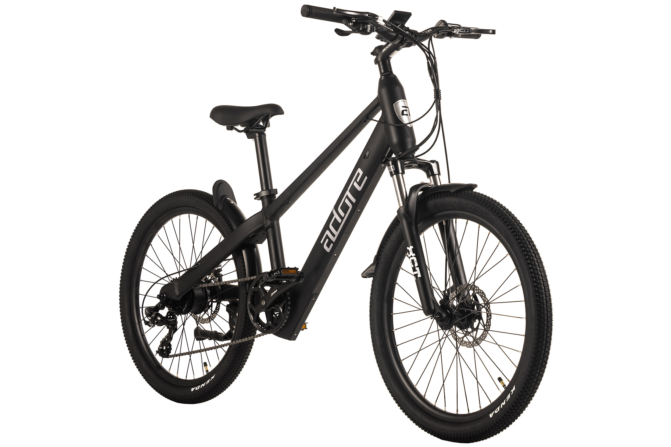 Ein schwarzes Adore-Elektrofahrrad auf weißem Hintergrund. Es hat dicke Reifen, einen Sitz, einen Lenker und der Markenname ist sichtbar.