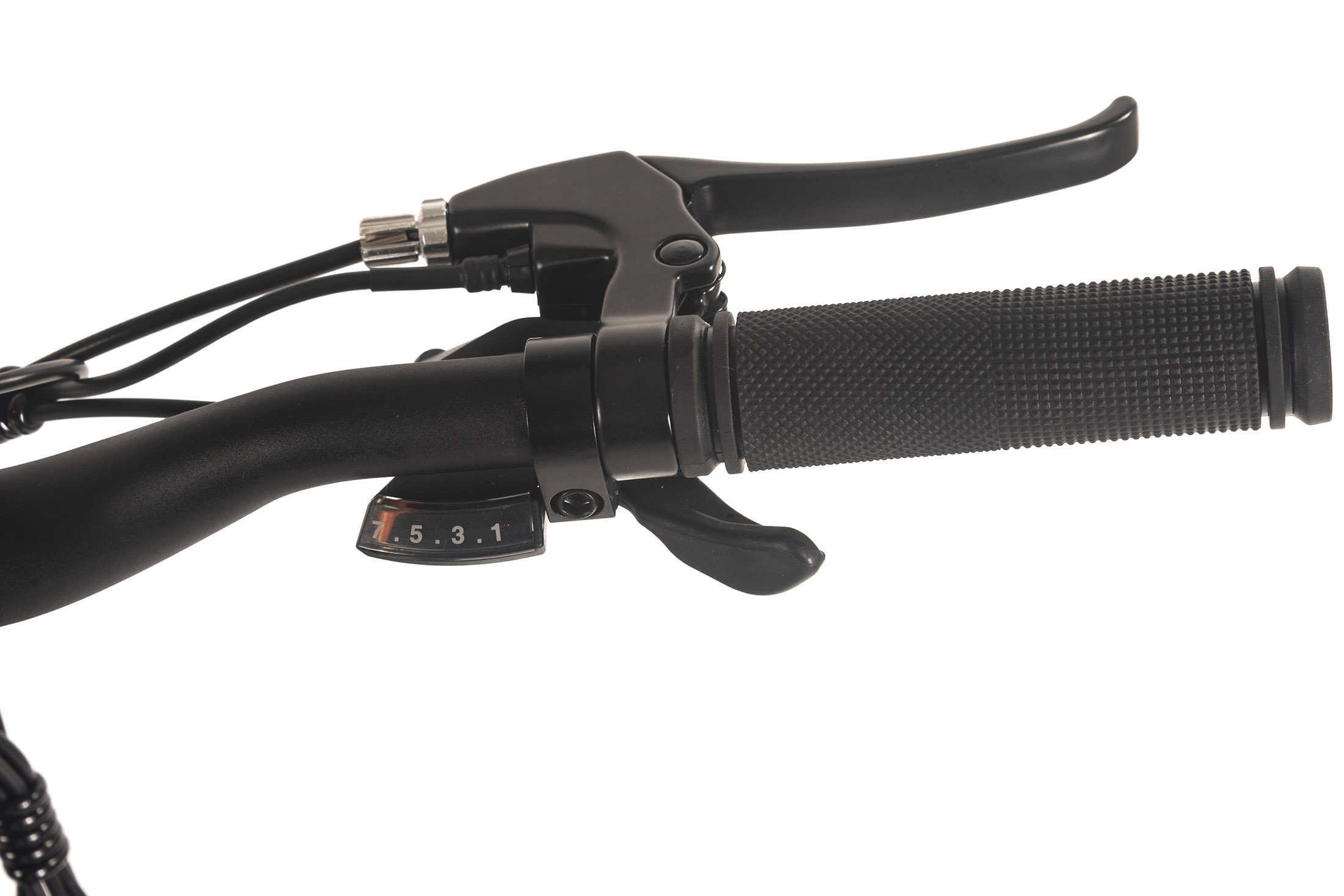Schwarzer Fahrradlenker mit Bremshebel, Gangwahlschalter und strukturierter Griff. Kabel und weißer Hintergrund sind sichtbar.