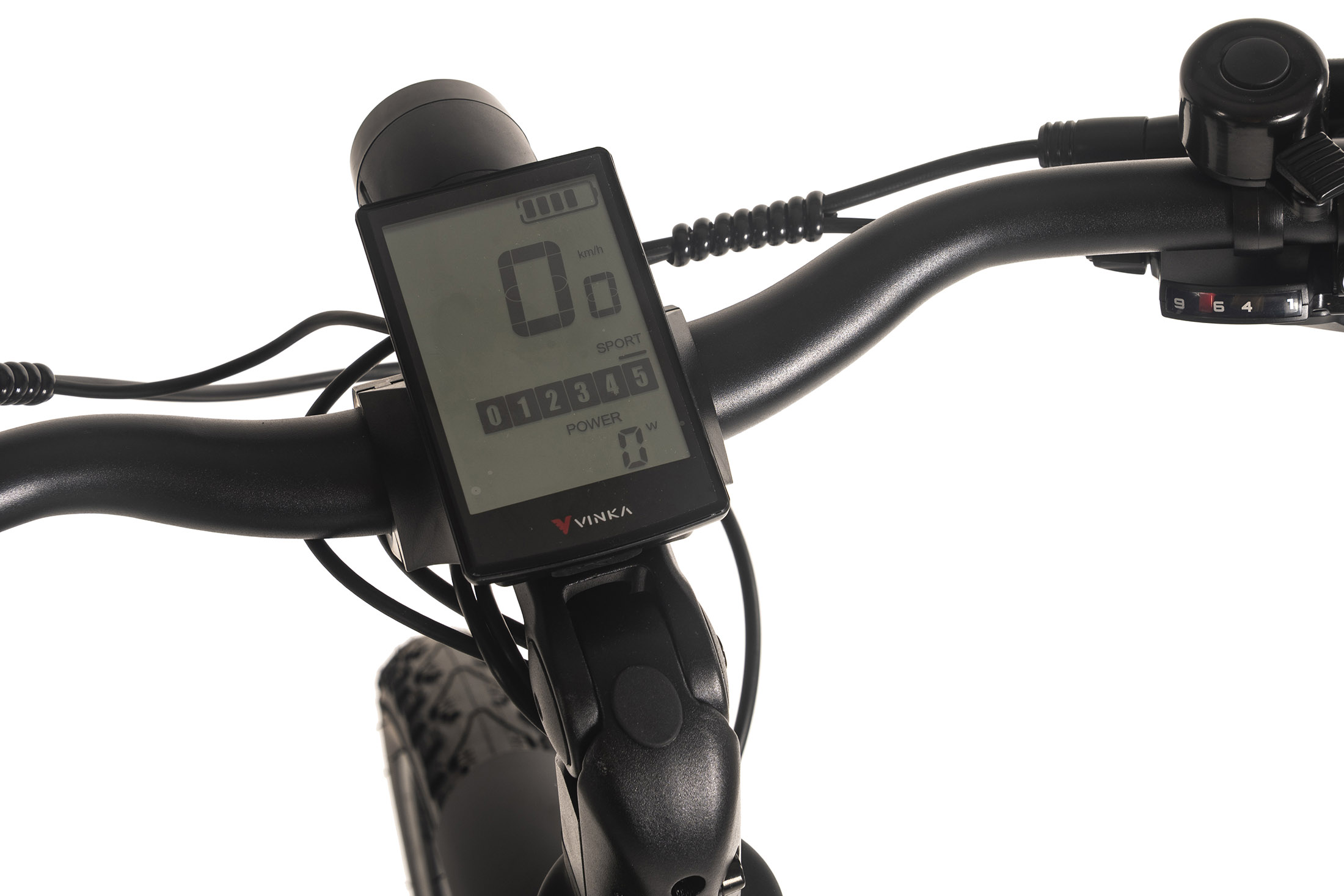 Nahaufnahme eines Fahrradlenkers. Das Display zeigt Geschwindigkeit, Akku und Leistung. Schwarzer Lenker und Kabel vor weißem Hintergrund.
