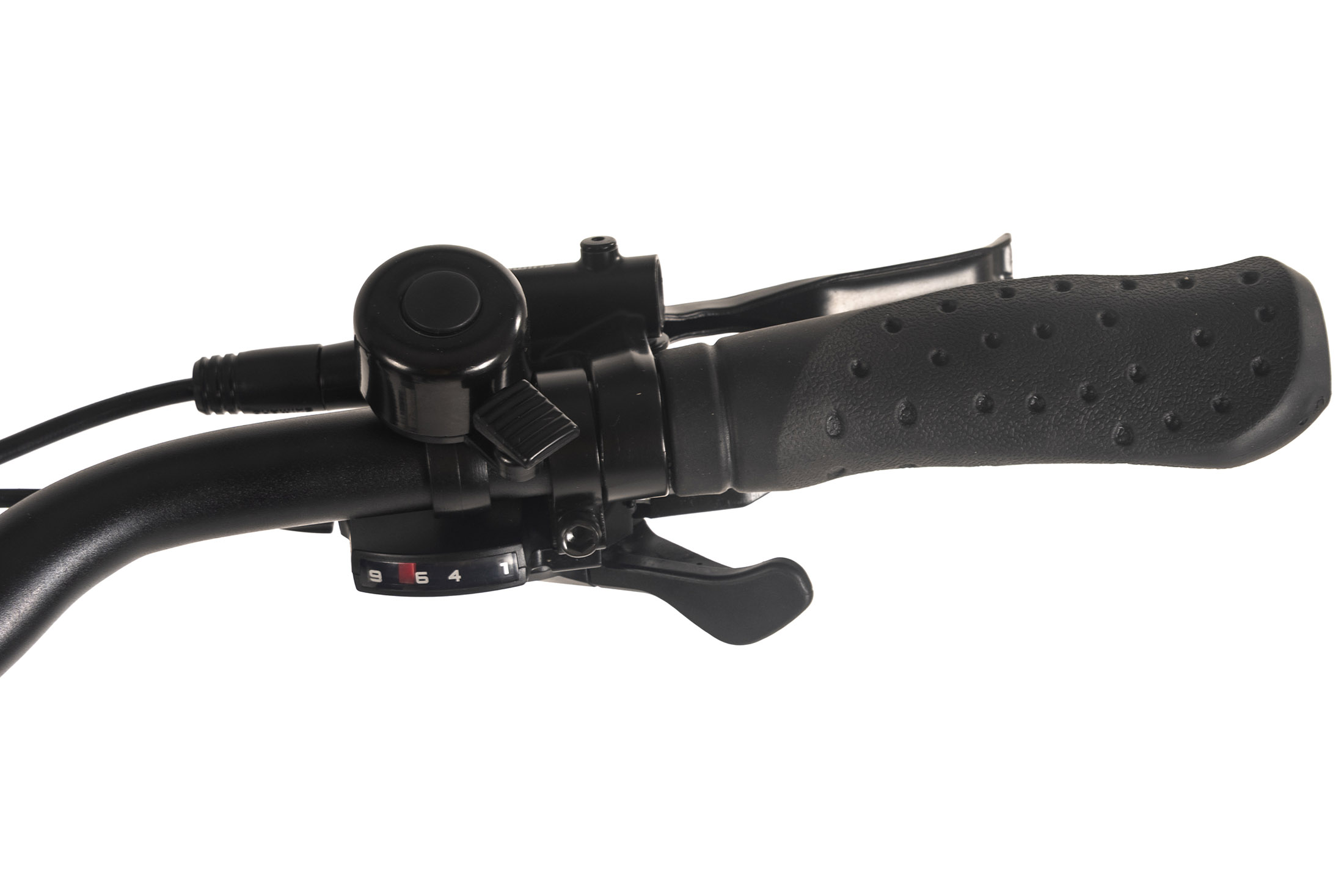 Nahaufnahme des Fahrradlenkers. Enthält eine schwarze Klingel, Bremshebel, Gangschaltung und strukturierte Griffe vor weißem Hintergrund.