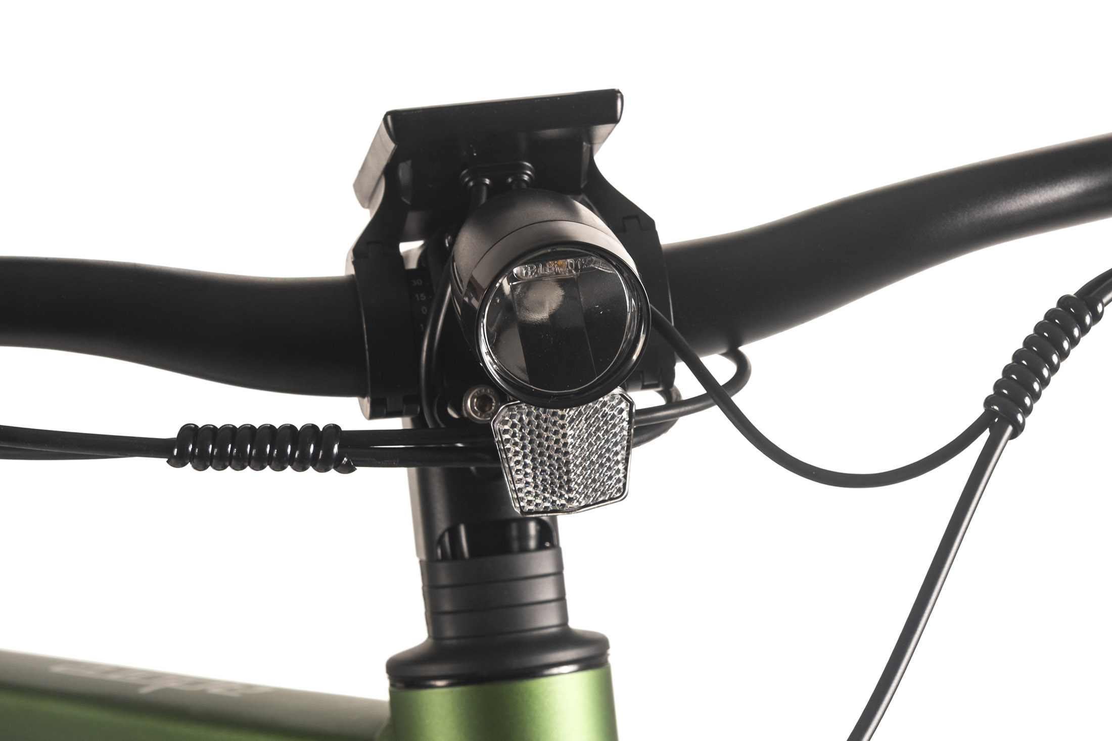 Nahaufnahme eines Fahrradlenkers mit Licht und Reflektor. Schwarzer Lenker, Licht und Kabel. Grüner Rahmen sichtbar.