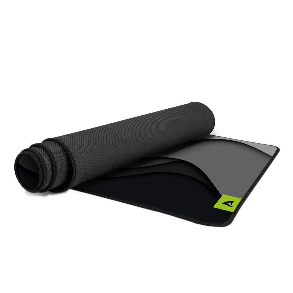 Zwinięta czarna podkładka pod mysz leży na powierzchni z czarno-szarym wzorem. Zielone logo znajduje się w rogu.