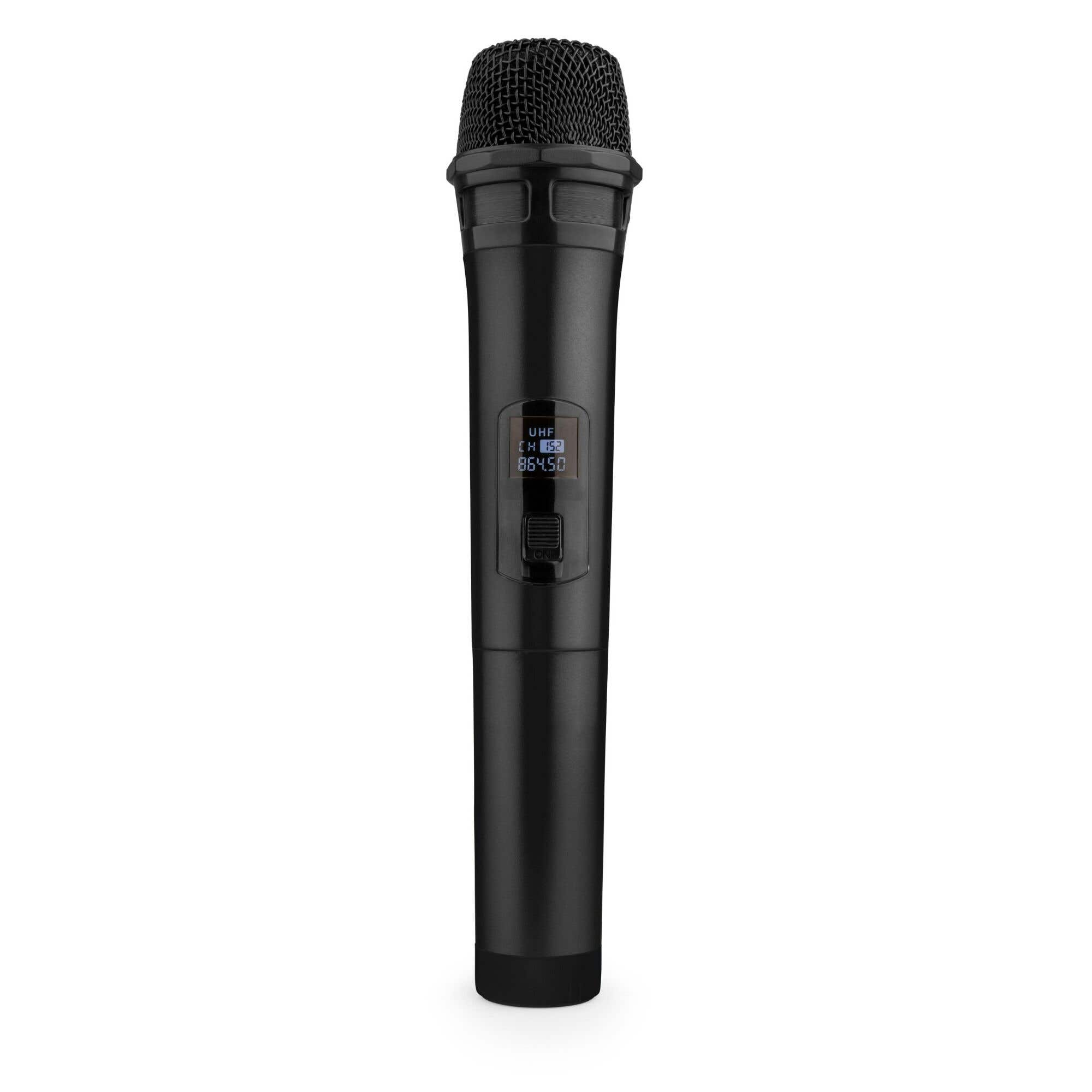 Een zwarte draadloze microfoon staat rechtop. Het heeft een mesh kop, een display en een aan/uit-knop. De achtergrond is wit.
