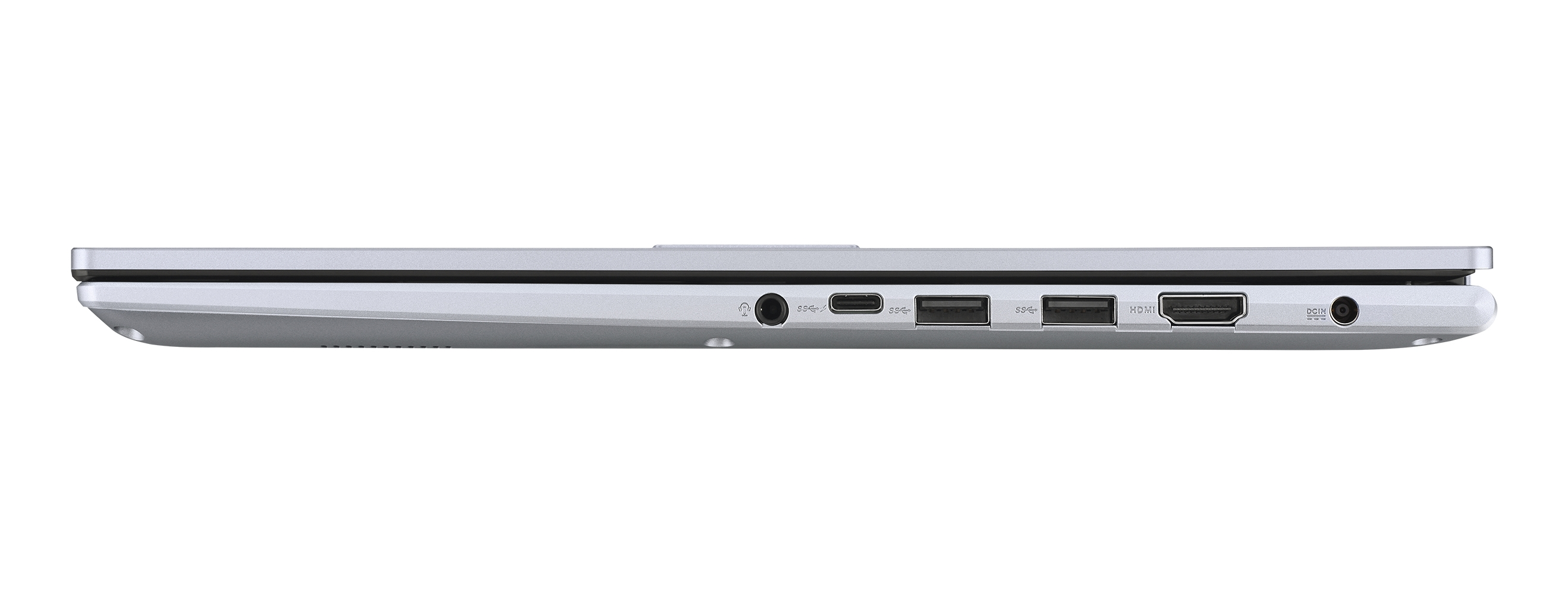 Vista laterale di un laptop argentato. Visibili le porte per cuffie, USB-C, USB, HDMI e alimentazione, tutto su sfondo bianco.