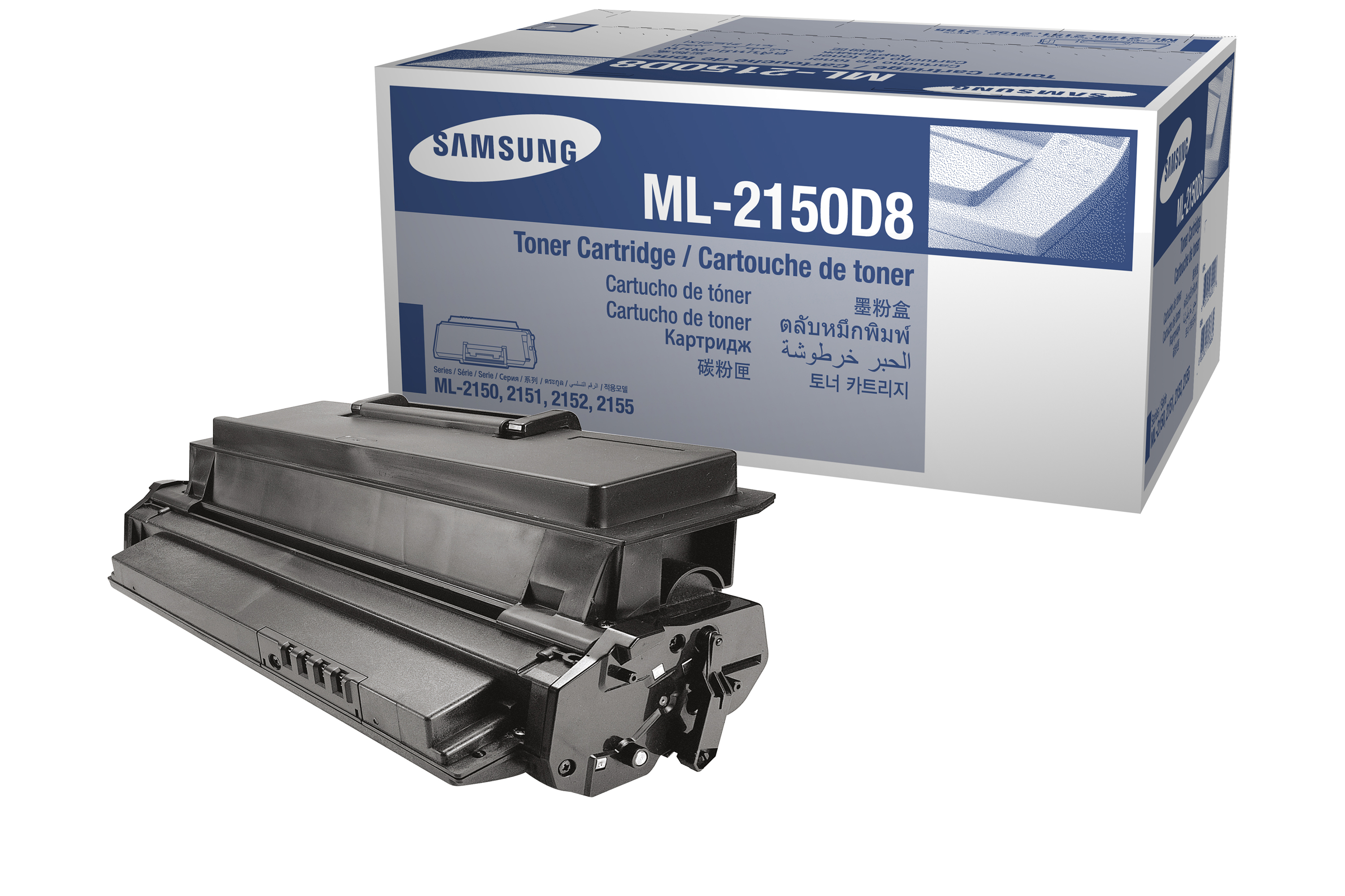 Una cartuccia toner Samsung ML-2150D8 e la sua scatola su una superficie bianca. La scatola è bianca con dettagli blu.