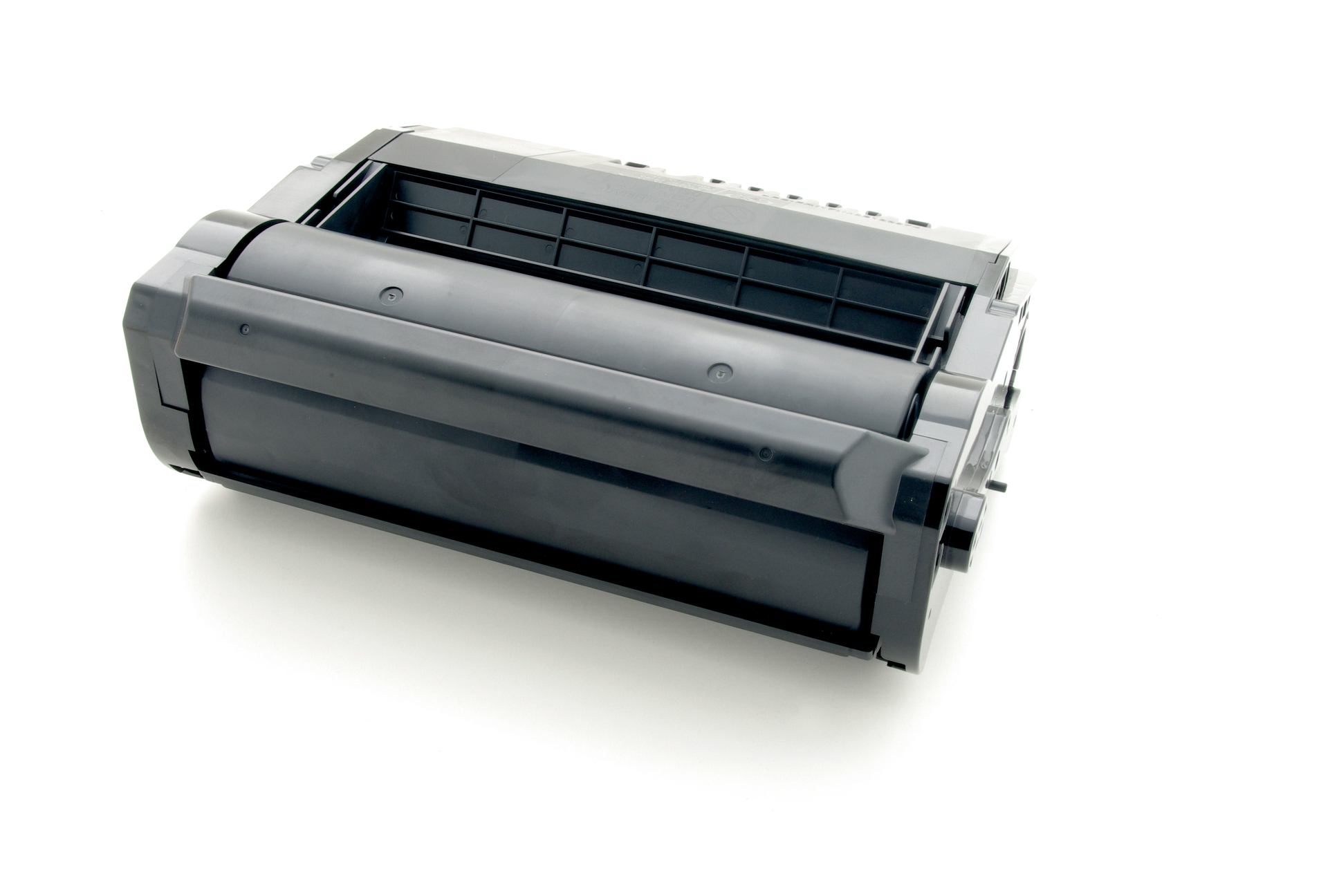 Una cartuccia toner nera per stampante su una superficie bianca. La cartuccia è rettangolare, con la parte superiore leggermente curva.