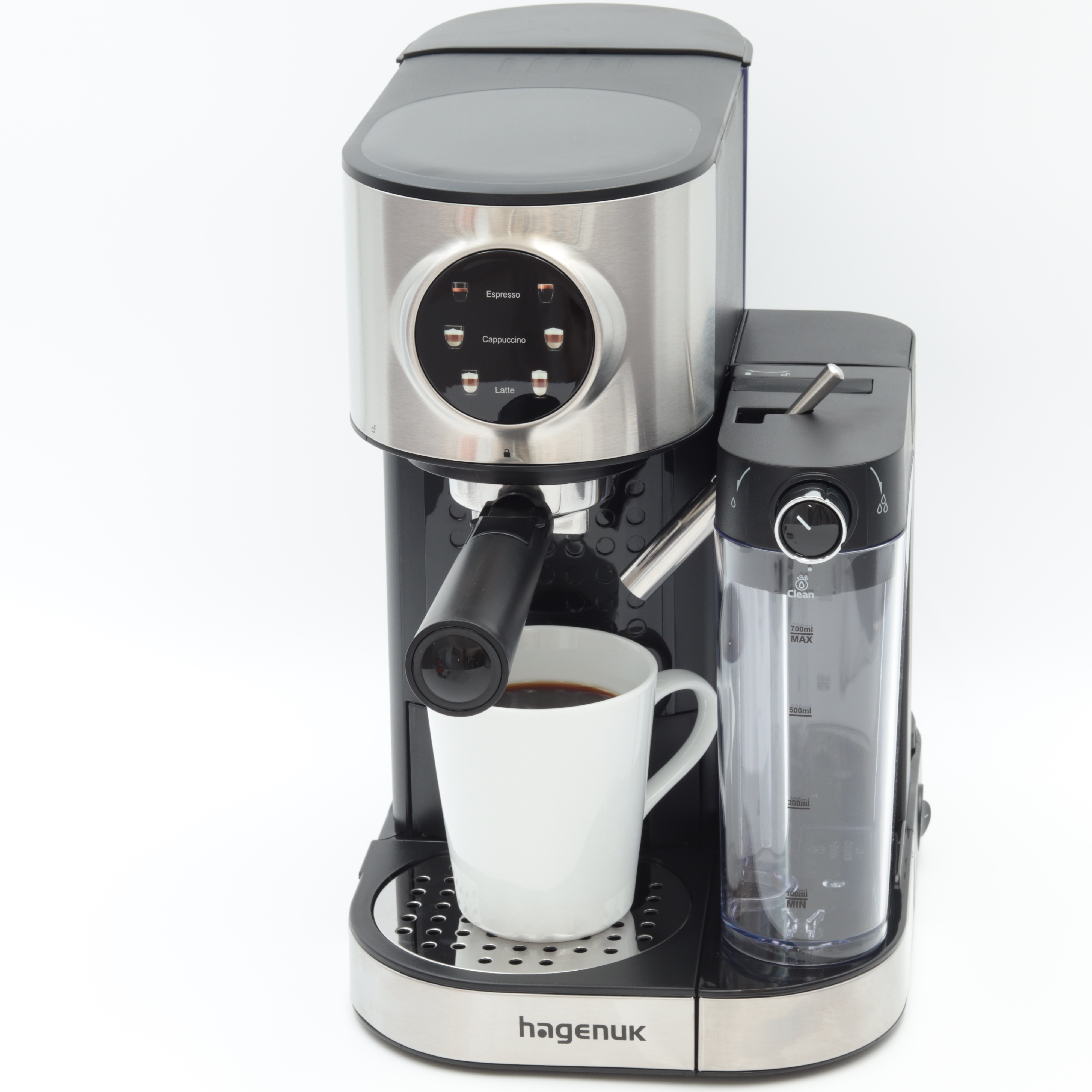 Eine Espressomaschine mit einer weißen Tasse Kaffee. Die Maschine hat ein schwarz-silbernes Design mit einem Wassertank.