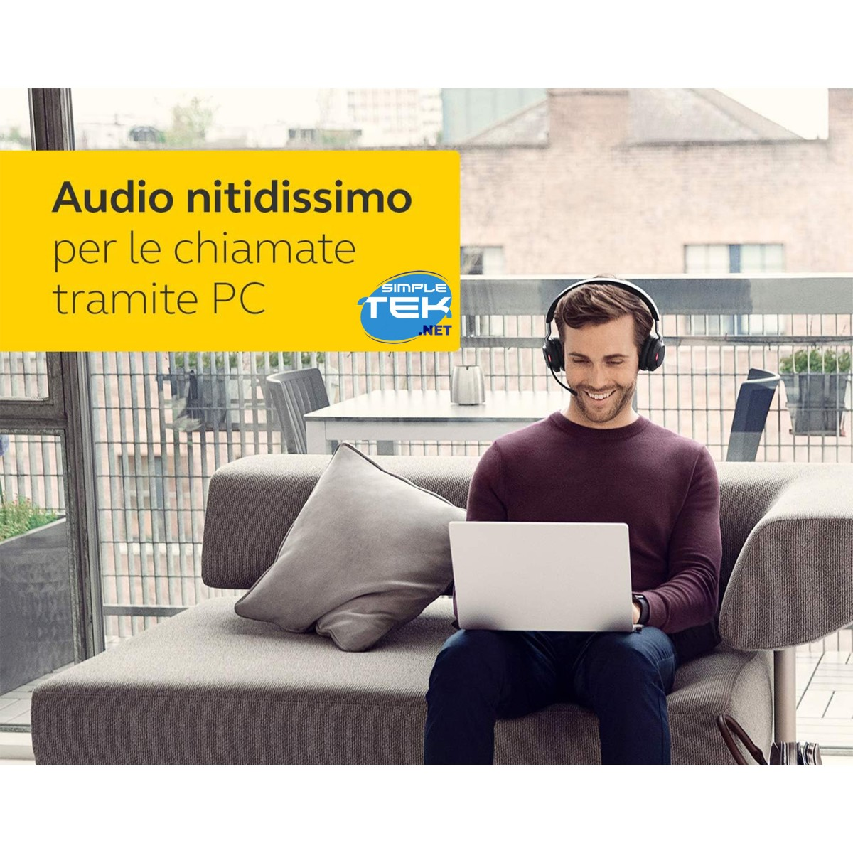Uomo con cuffie, sorridente, usa un laptop sul divano. Testo giallo: Audio nitidissimo per le chiamate tramite PC. Logo Simple Tek.