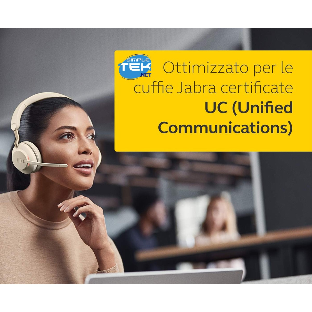 Una donna con le cuffie guarda di lato. Una scatola gialla pubblicizza le cuffie Jabra UC.