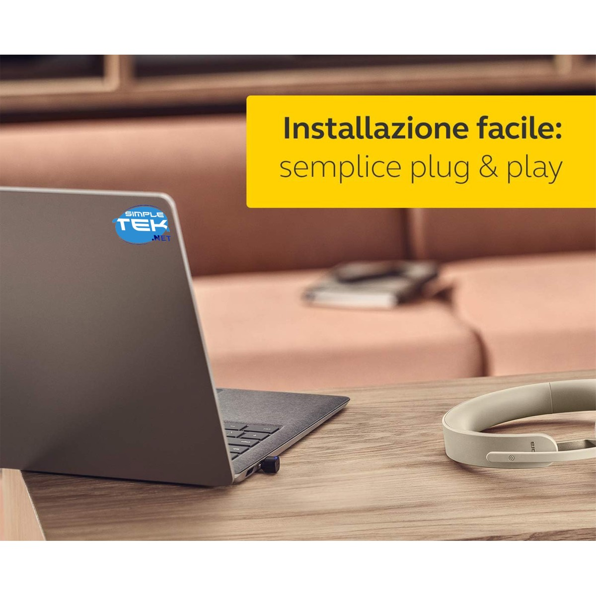 Laptop su tavolo in legno con cuffie. Testo: Installazione facile: semplice plug & play su banner giallo. Divano sullo sfondo.