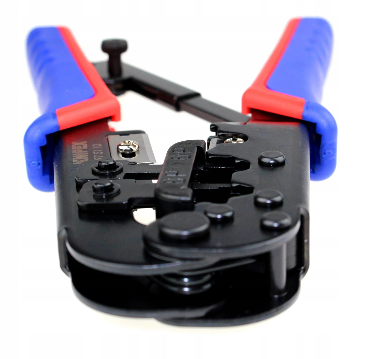 Szczypce zaciskowe z niebiesko-czerwonymi uchwytami, czarnym korpusem i srebrnym ostrzem. Narzędzie jest na białym tle.