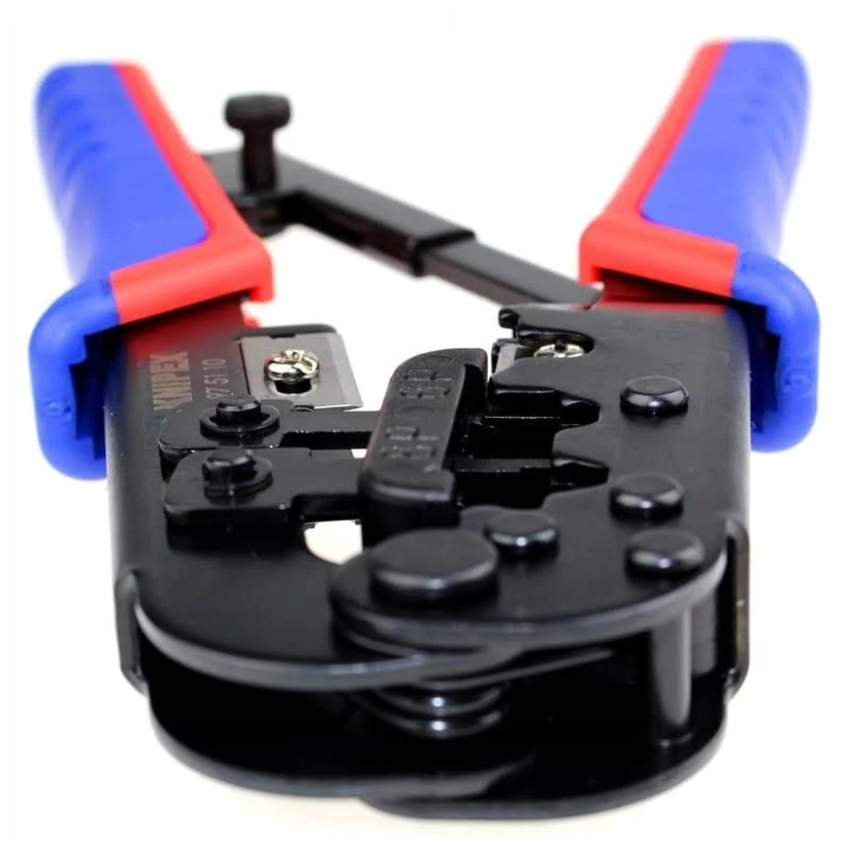 Czarne i srebrne narzędzie do zaciskania z niebieskimi i czerwonymi uchwytami pokazane na białym tle.