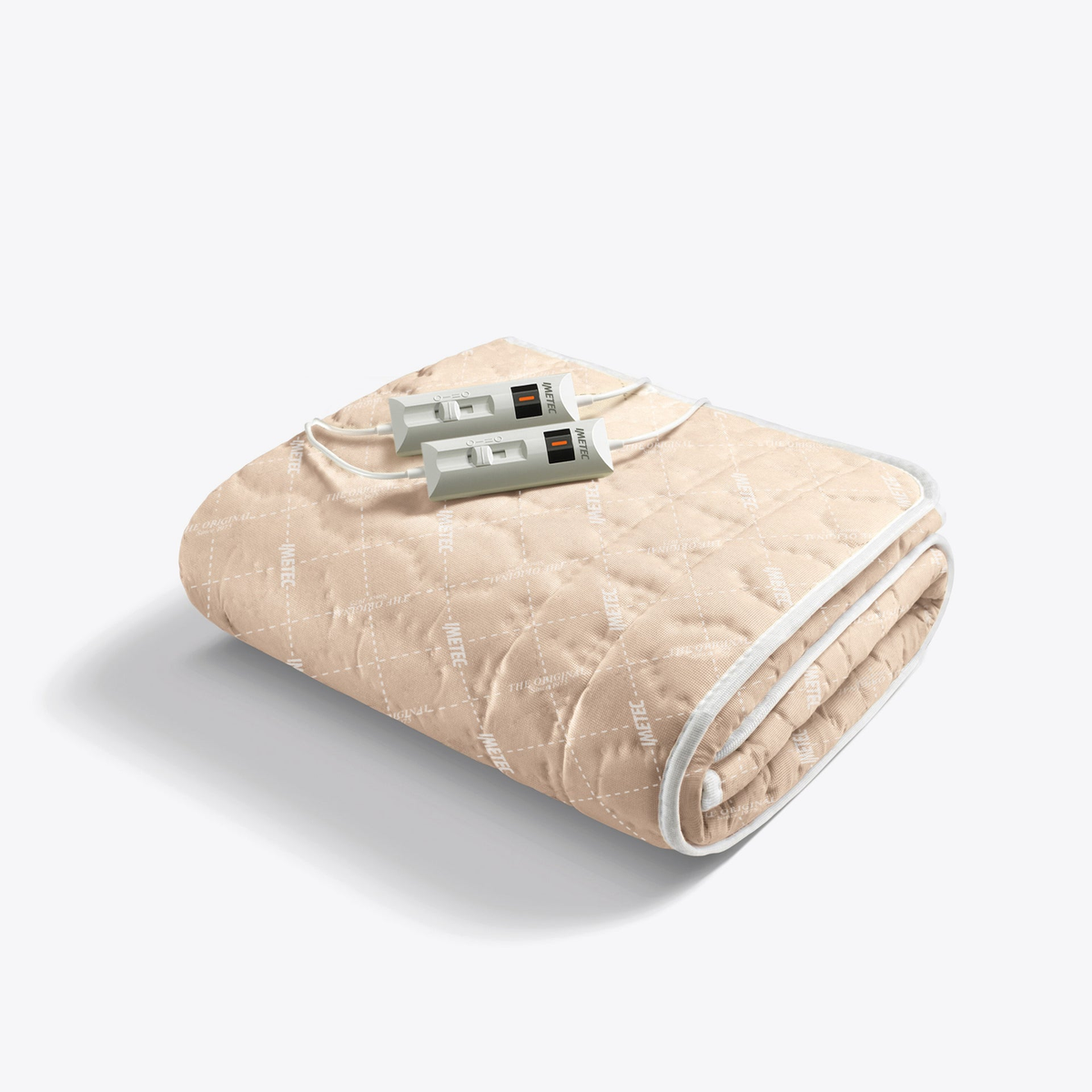 Beżowy koc elektryczny jest starannie złożony. Dołączone są dwa kontrolery. Widoczna biała obwódka, wzór rombów i lekki cień.