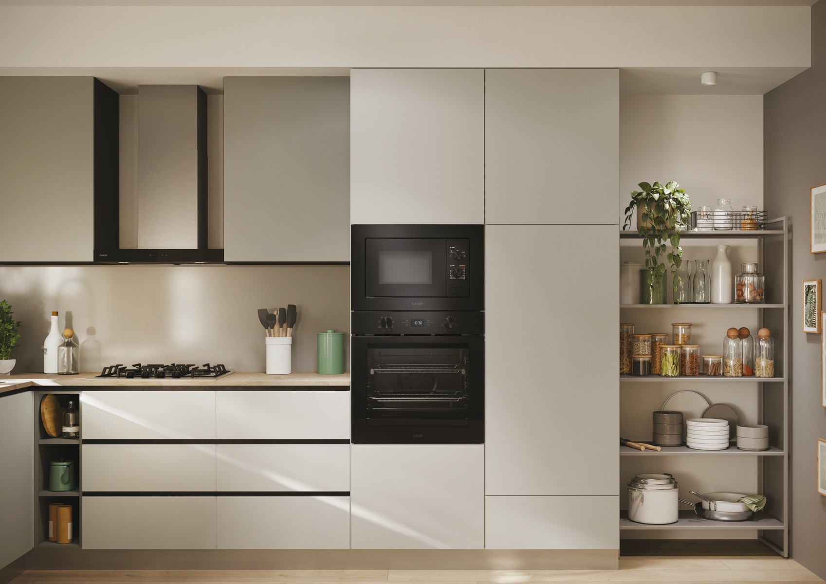Cucina moderna con mobili grigio chiaro, forno e microonde neri, piano di lavoro in legno e mensole aperte con piante e barattoli.