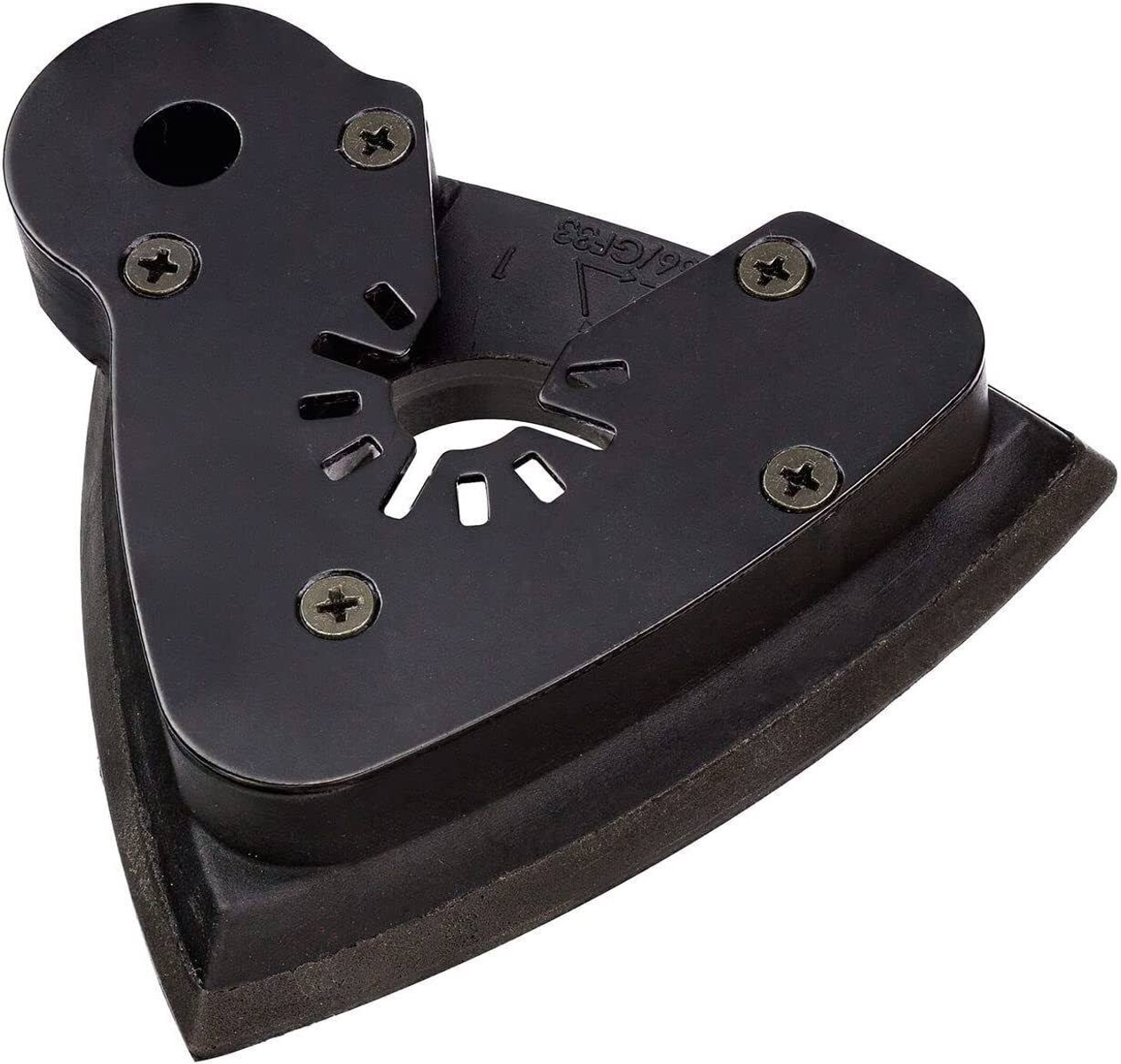 Czarne, trójkątne narzędzie z otworem pośrodku, otoczone piankową podkładką. Metalowe śruby mocują części narzędzia.