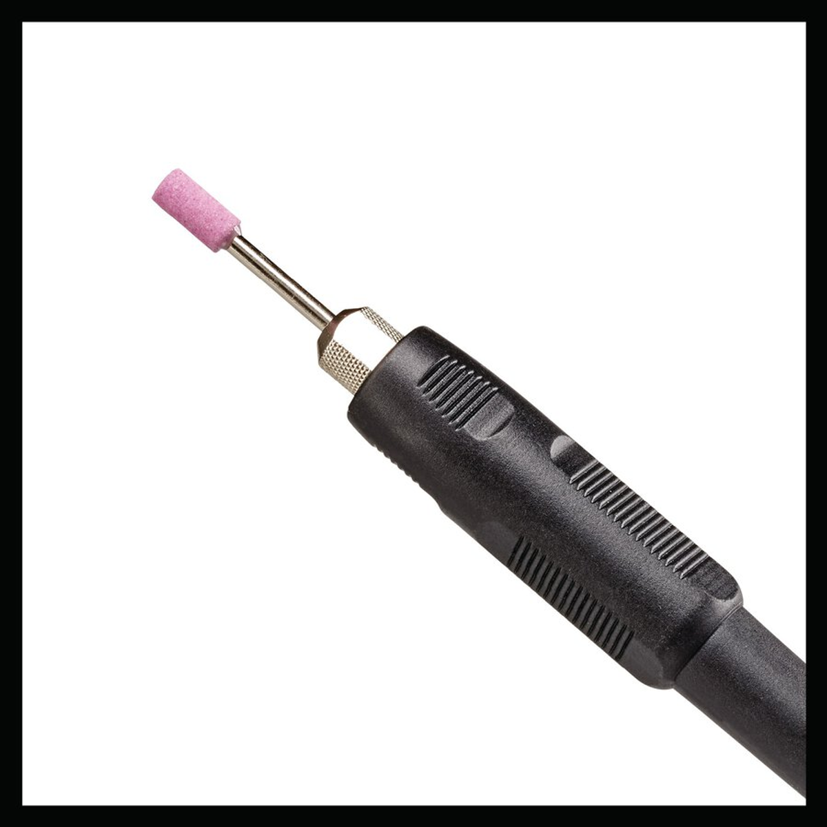 Un utensile rotante con una punta abrasiva rosa. L'utensile è nero con un'impugnatura a coste. Lo sfondo è bianco.