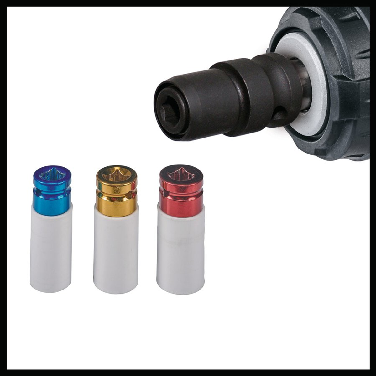 Obraz przedstawia czarną wiertarkę z trzema kolorowymi nasadkami: niebieską, złotą i czerwoną. Nasadki są na białych cylindrach.