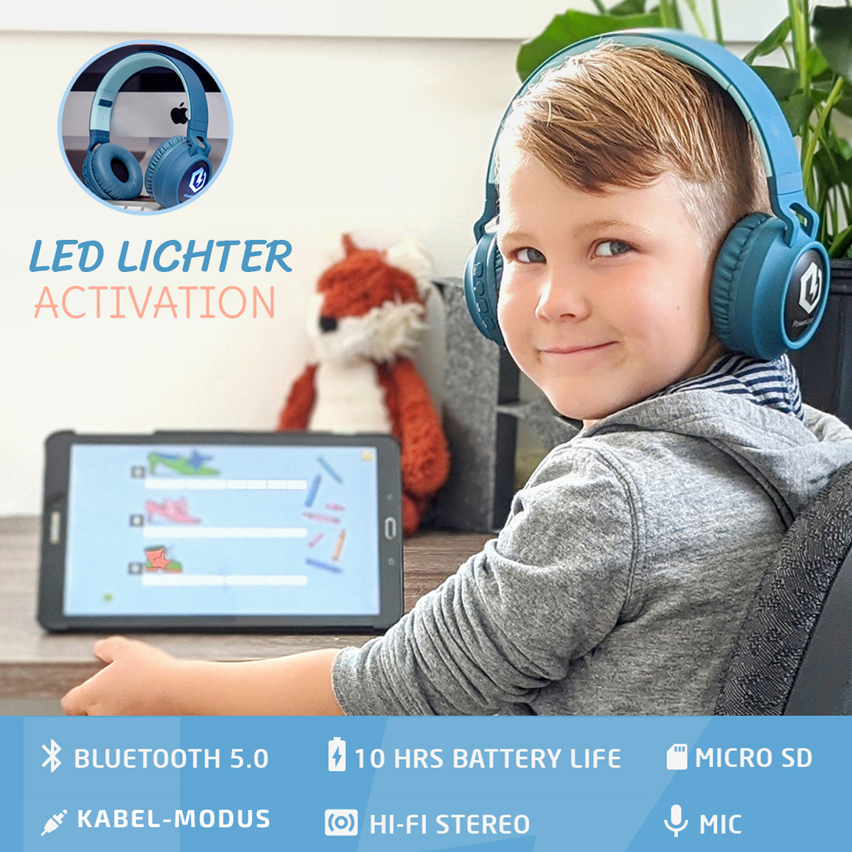 Un ragazzo con cuffie blu guarda la fotocamera. Un tablet mostra un'app. Una volpe di peluche e una grafica con testo sono visibili.