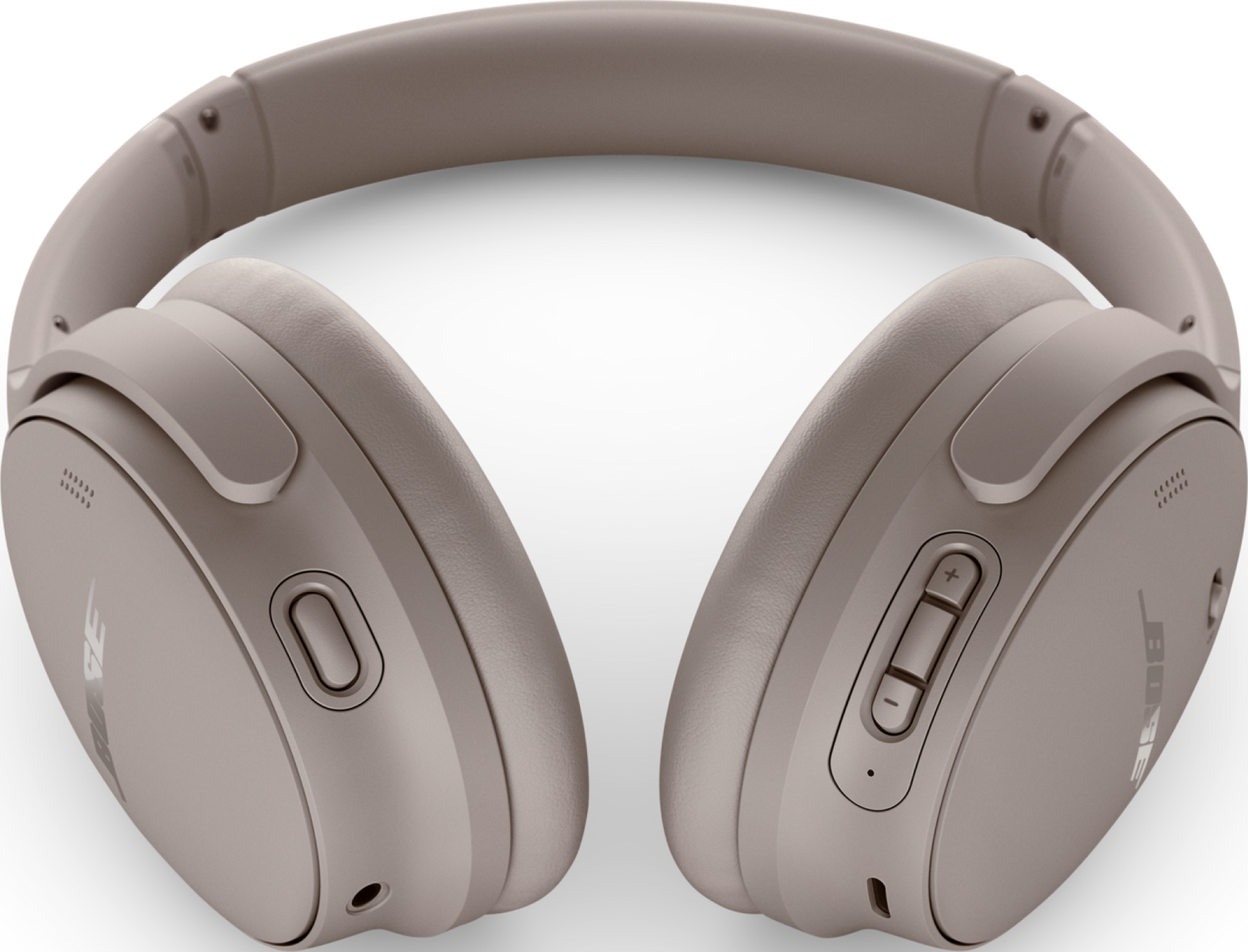 Para jasnobrązowych słuchawek Bose na czarnym tle. Słuchawki są wyśrodkowane, a ostrość jest wyraźna.