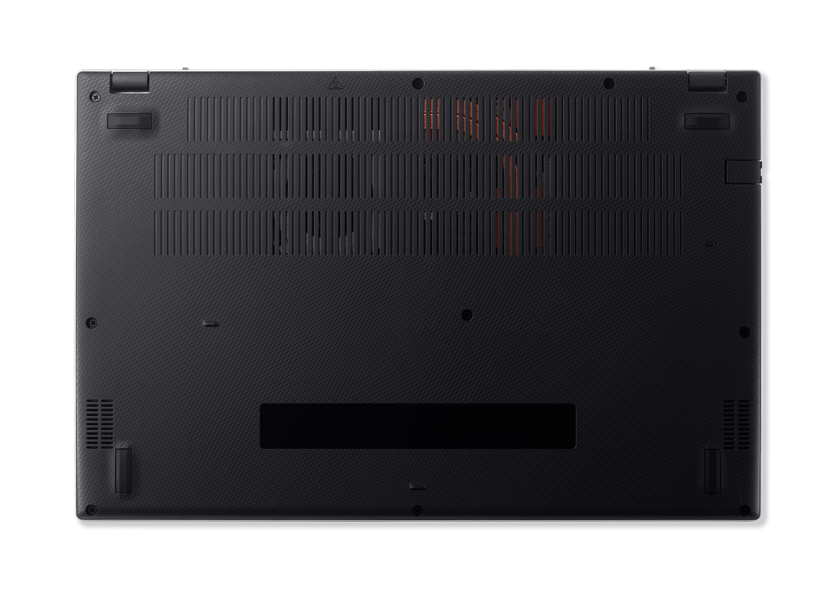 Parte inferiore del laptop nero. Presenta prese d'aria, viti e piedini in gomma. La superficie ha un motivo strutturato.