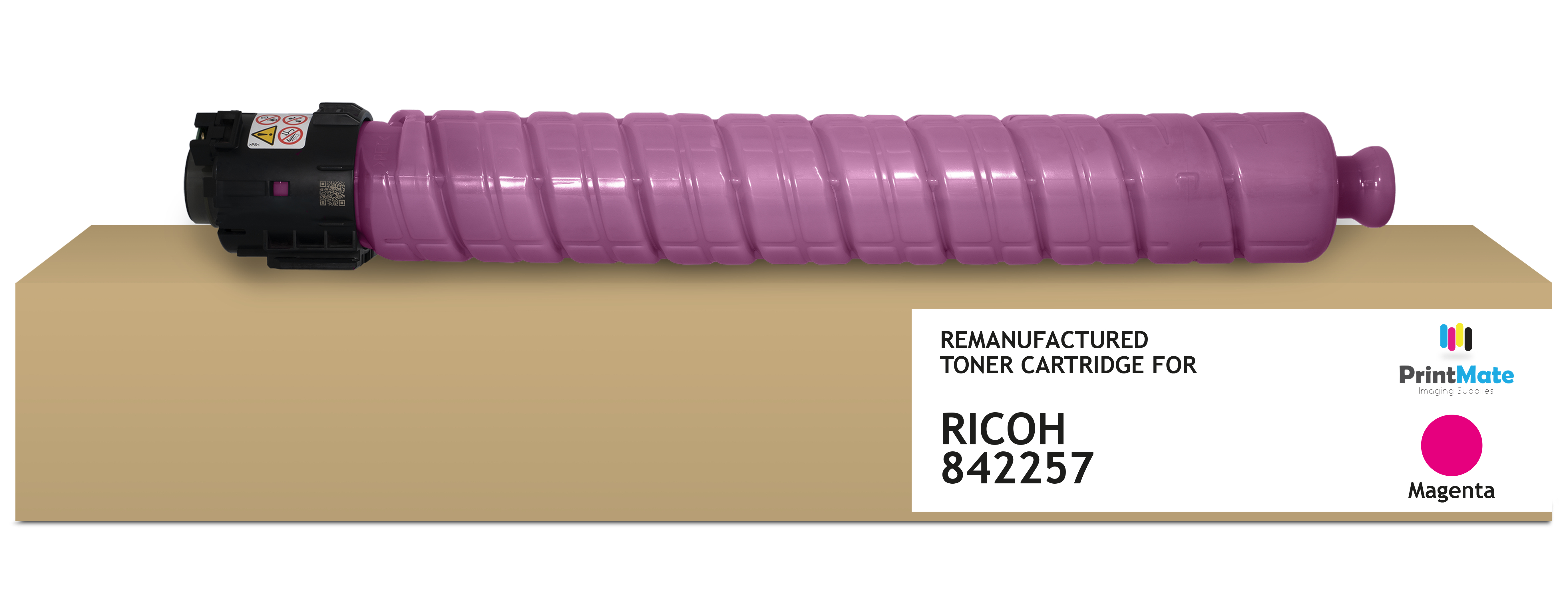Una cartuccia toner magenta su una scatola di cartone. La cartuccia è per una stampante Ricoh, modello 842257. La scatola ha il logo PrintMate.