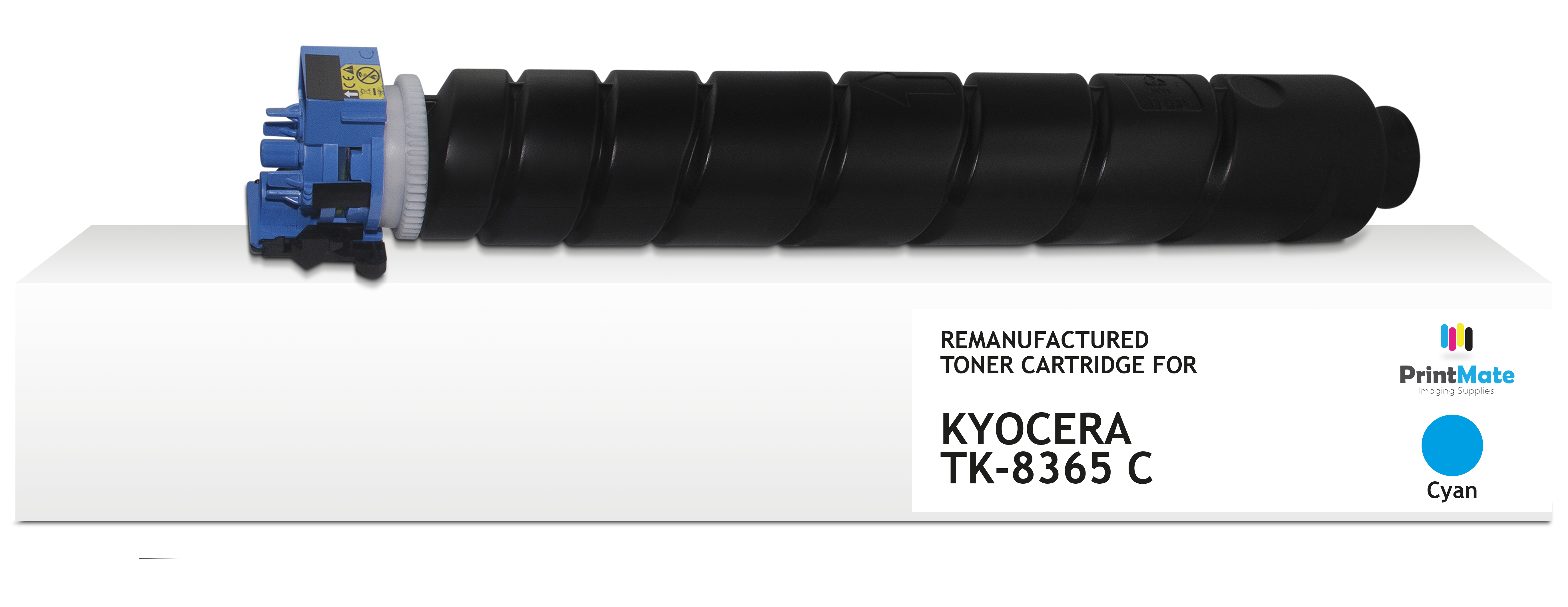 Una cartuccia di toner nera con un componente blu. Poggia su una superficie bianca. Il testo "KYOCERA TK-8365 C" è visibile.