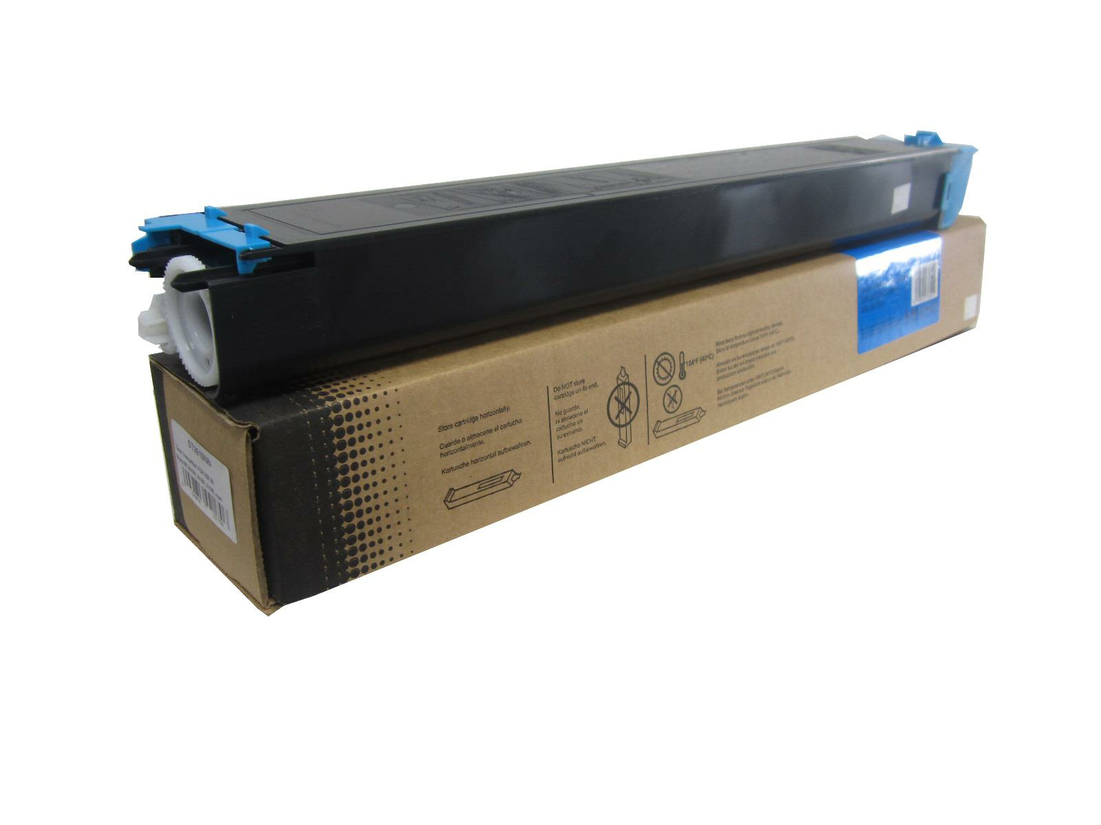 Una cartuccia toner nera con accenti blu è appoggiata su una scatola di cartone marrone, su sfondo bianco.