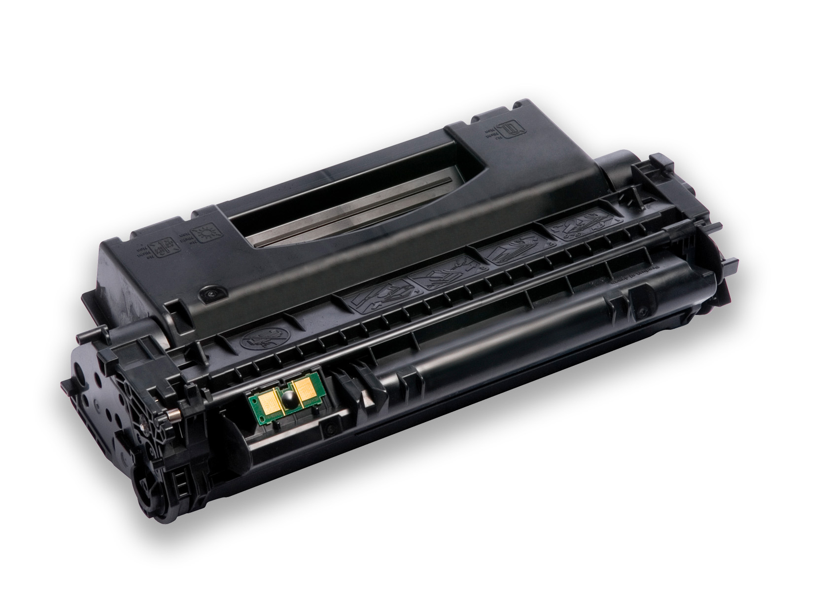 Cartuccia toner per stampante nera. Primo piano su sfondo bianco. La cartuccia è angolata per mostrare la parte superiore e laterale.