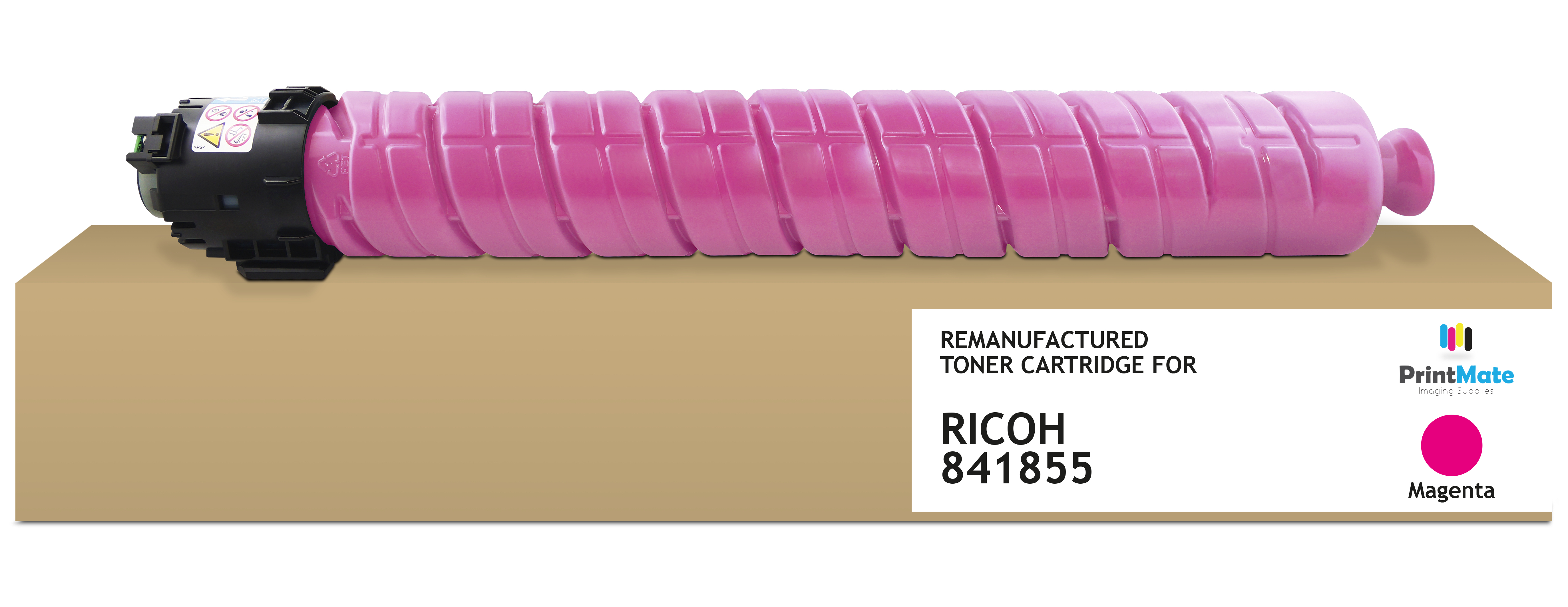 Una cartuccia di toner magenta è appoggiata su una scatola di cartone. L'etichetta recita 'RICOH 841855' e 'Magenta'. Il logo PrintMate è visibile.