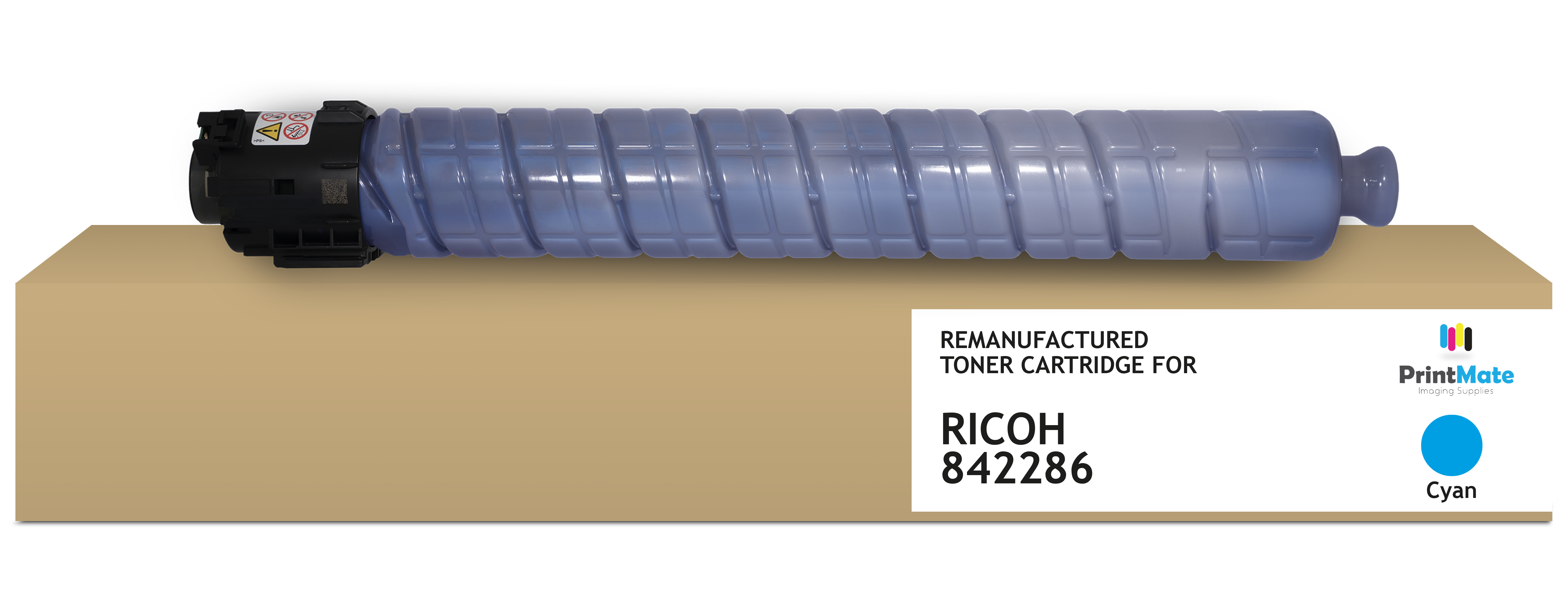 Una cartuccia toner ciano per Ricoh 842286, rigenerata da PrintMate. La cartuccia è blu e si trova su una scatola marrone.