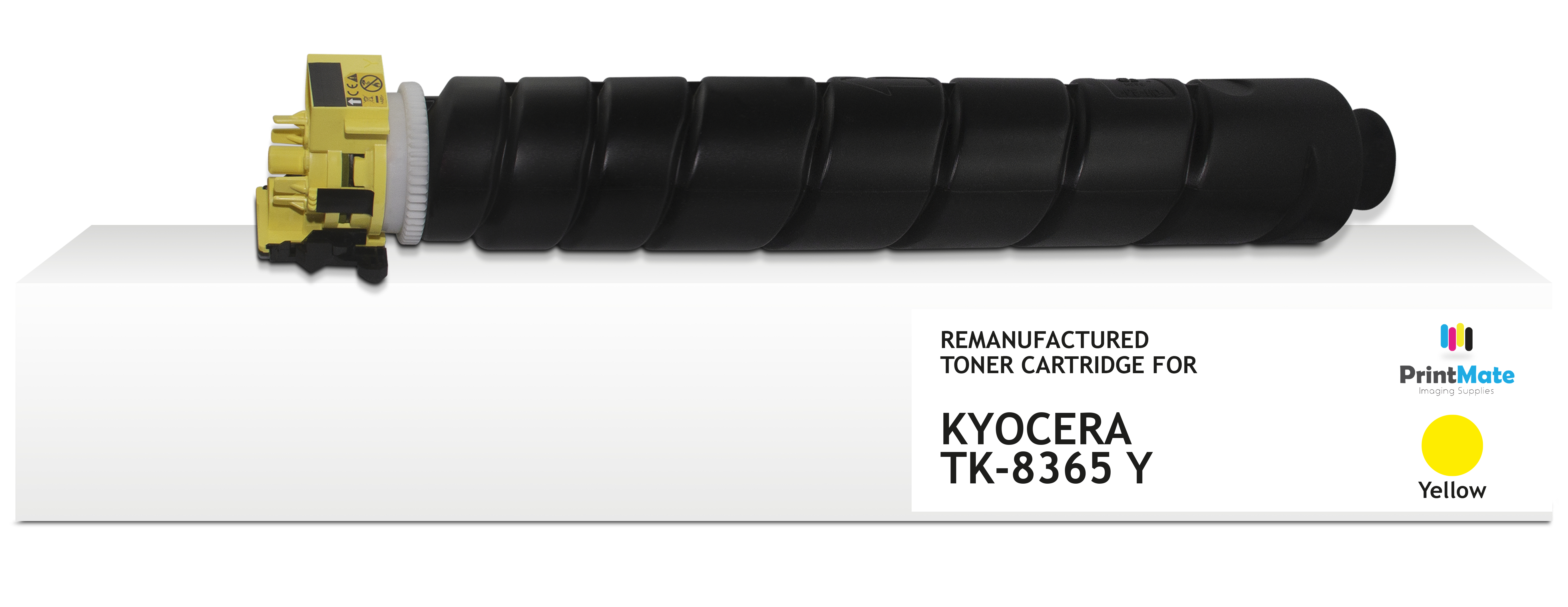 Una cartuccia toner Kyocera TK-8365 Y gialla e nera. È su una superficie bianca con un'etichetta che indica che è rigenerata.