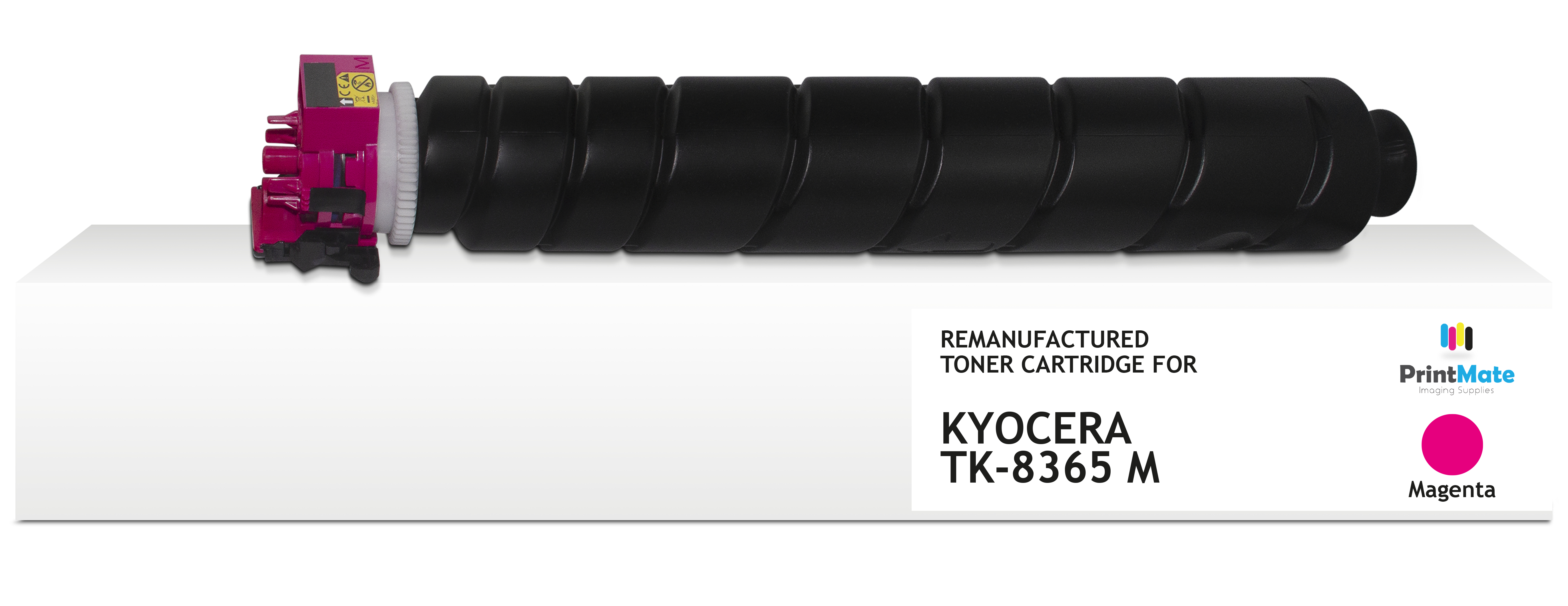 Una cartuccia toner magenta per Kyocera TK-8365 M, su una superficie bianca. La cartuccia è nera e ha un componente magenta.