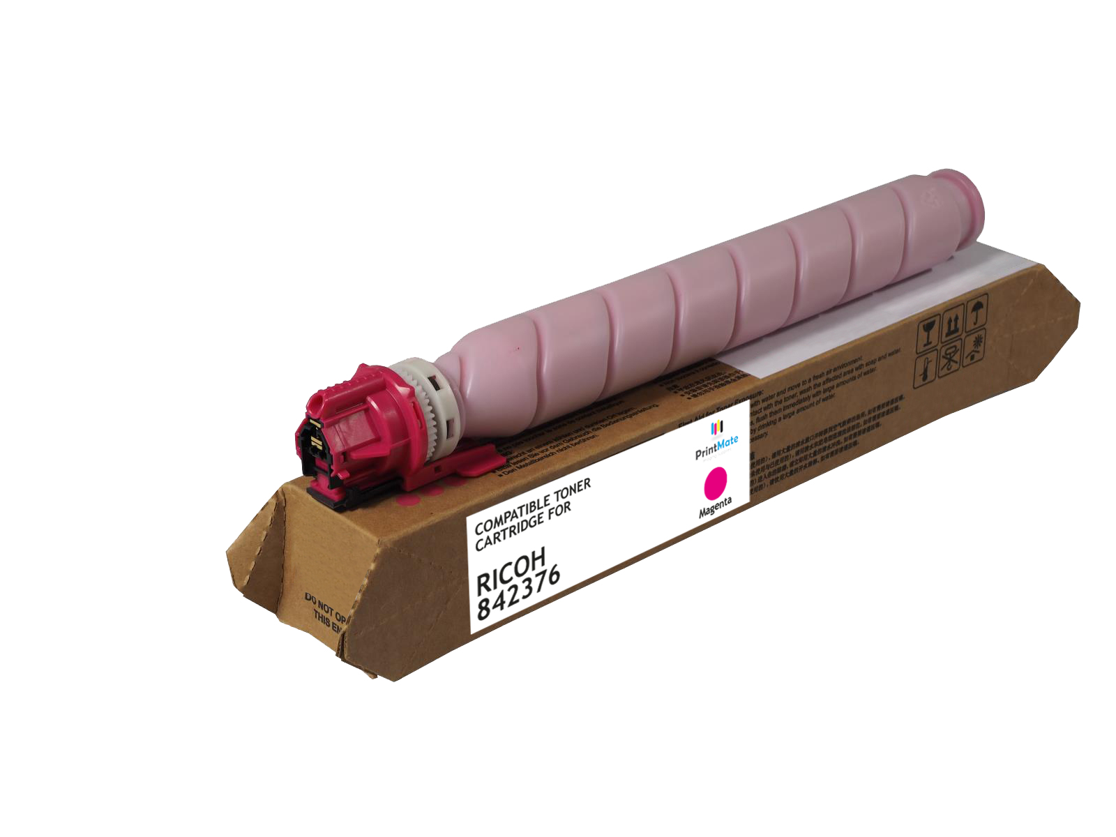 Una cartuccia toner rosa per RICOH 842376 è appoggiata su una scatola di cartone. La scatola presenta testo e un logo magenta.
