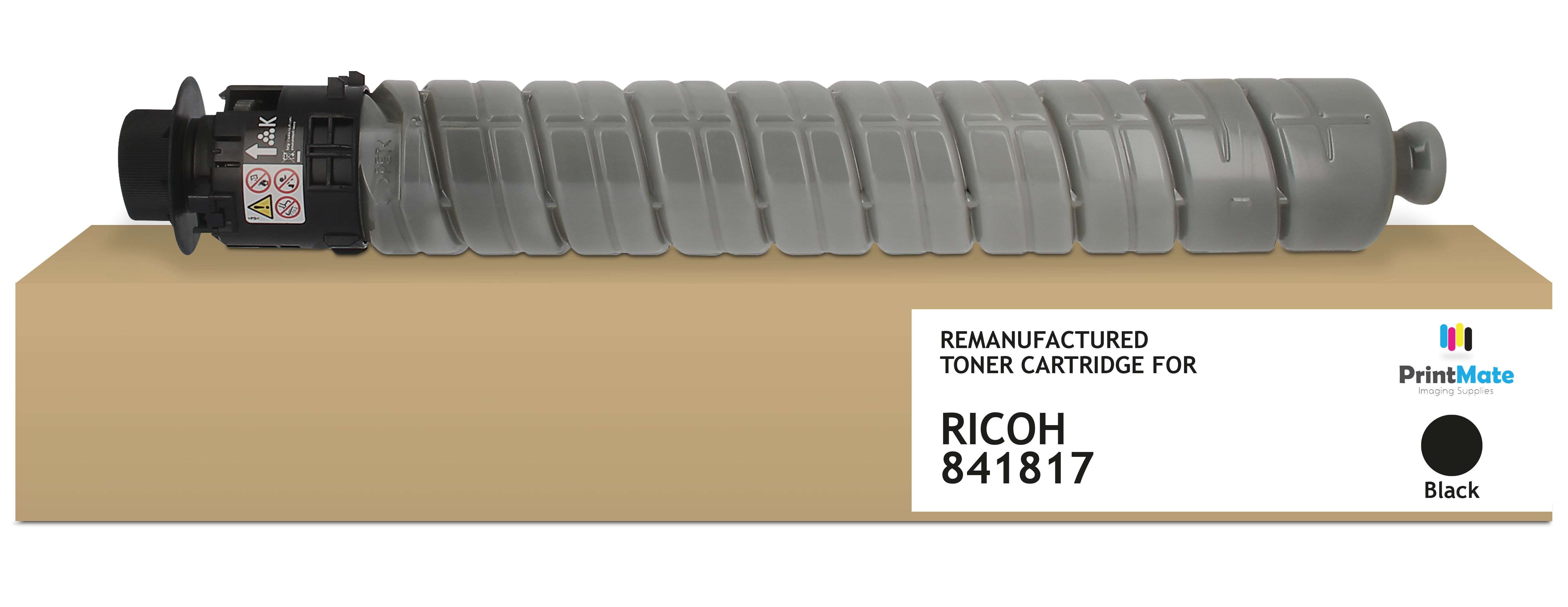 Una cartuccia toner nera e grigia su una scatola. La scatola ha un'etichetta con "RICOH 841817" e il testo "Nero".