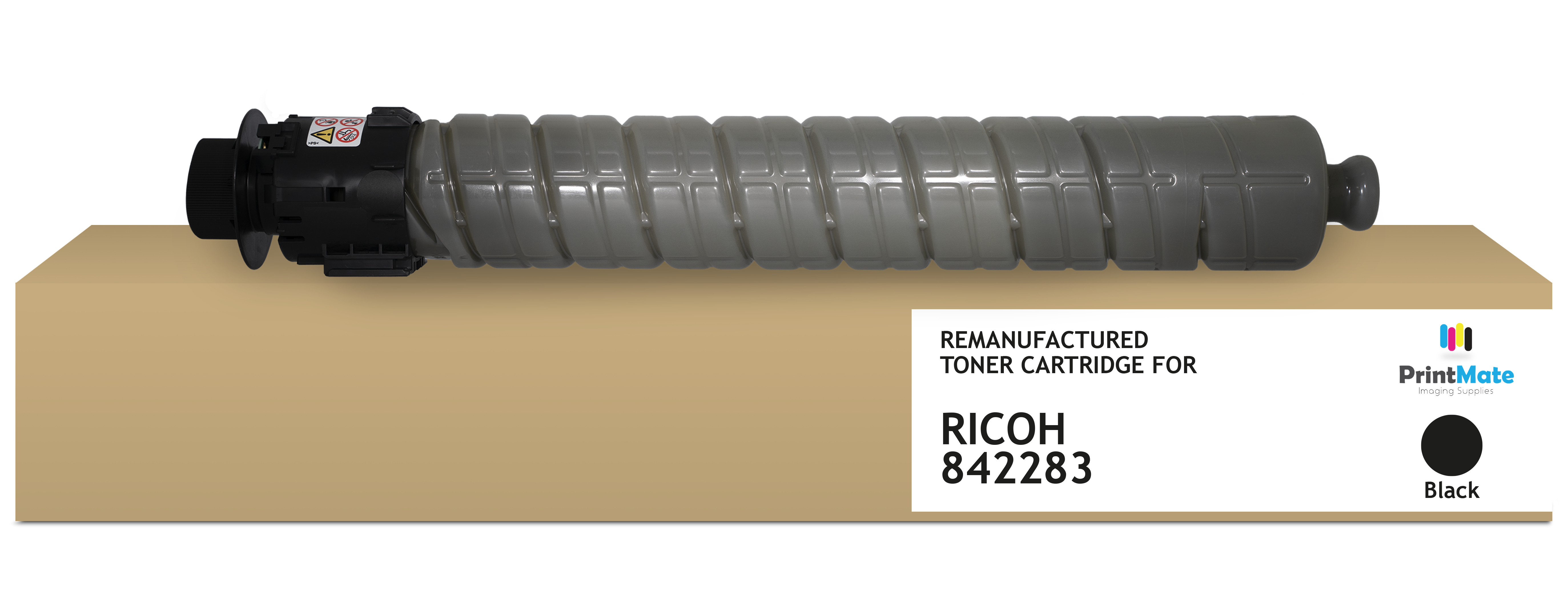 Una cartuccia toner su una scatola. È grigia e nera, con un'etichetta per Ricoh 842283 e la parola nero. È visibile anche il logo PrintMate.