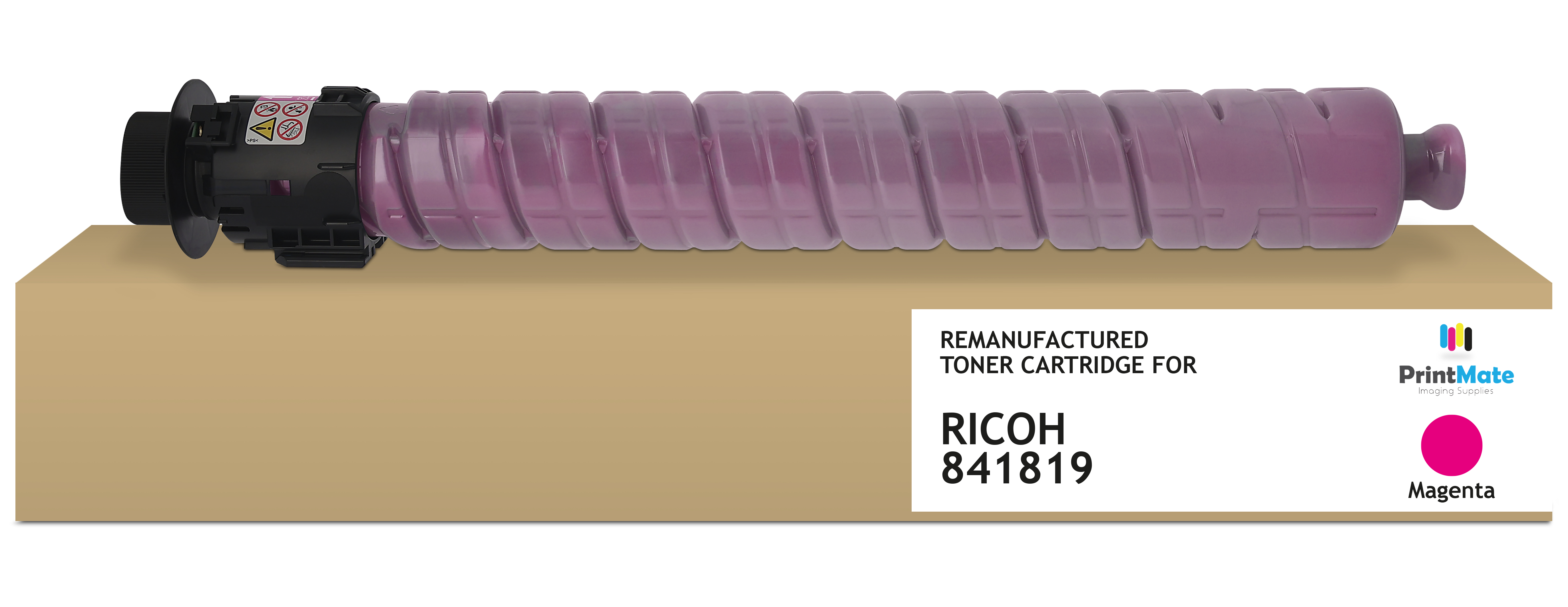Una cartuccia toner magenta per Ricoh 841819 è su una scatola di cartone. La cartuccia è cilindrica con design a coste. La scatola ha un'etichetta bianca.